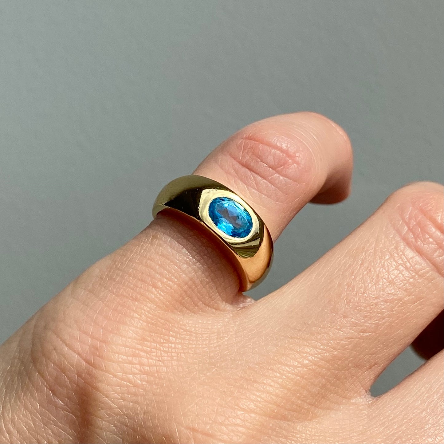 Gorgeous 18ct Gold and Bright Blue Spinel Ring | Size UK H