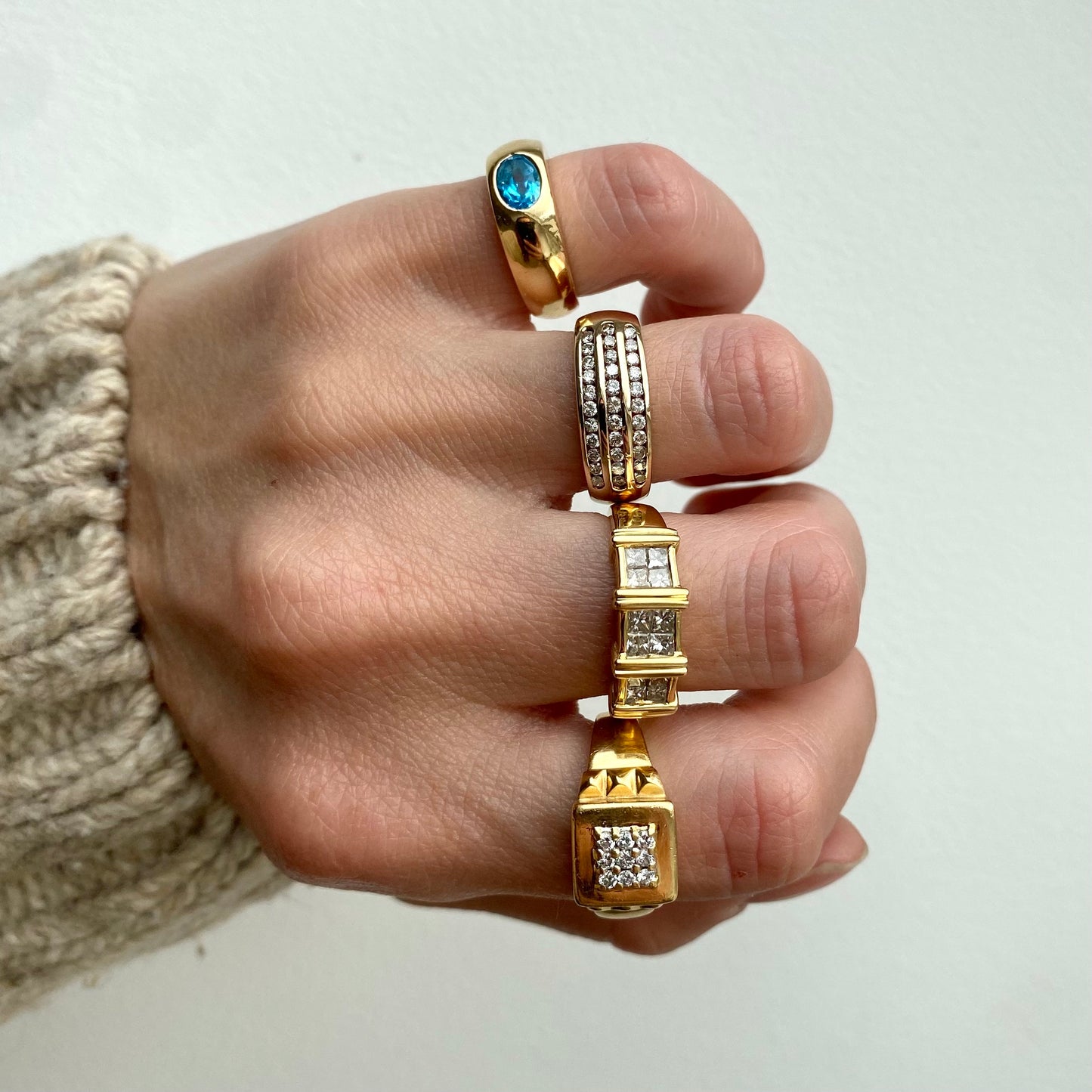 Gorgeous 18ct Gold and Bright Blue Spinel Ring | Size UK H