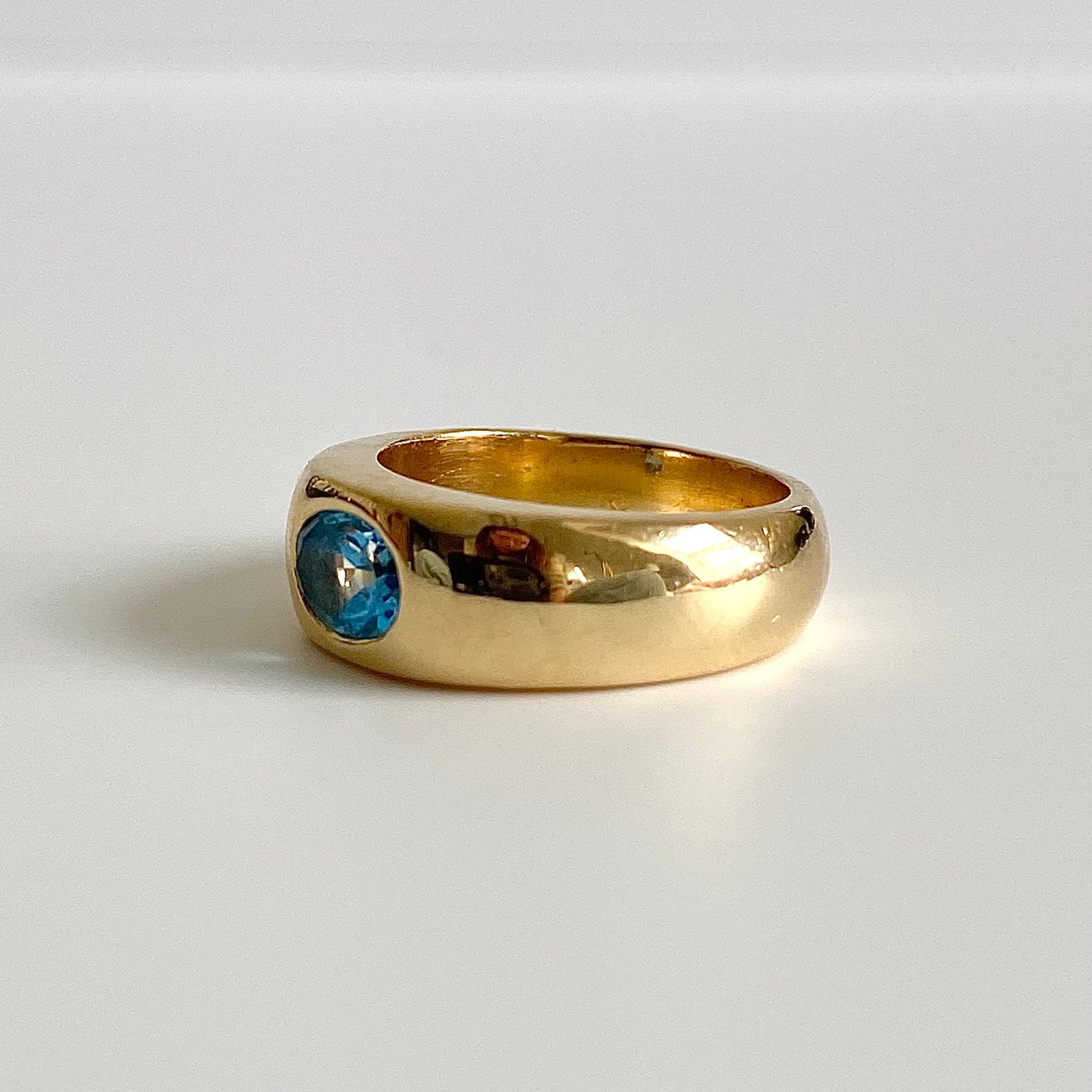 Gorgeous 18ct Gold and Bright Blue Spinel Ring | Size UK H