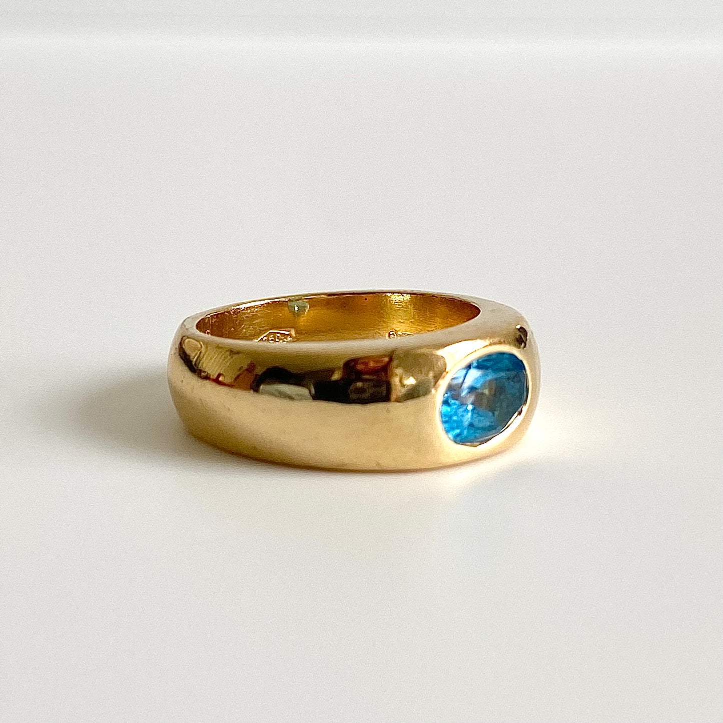 Gorgeous 18ct Gold and Bright Blue Spinel Ring | Size UK H
