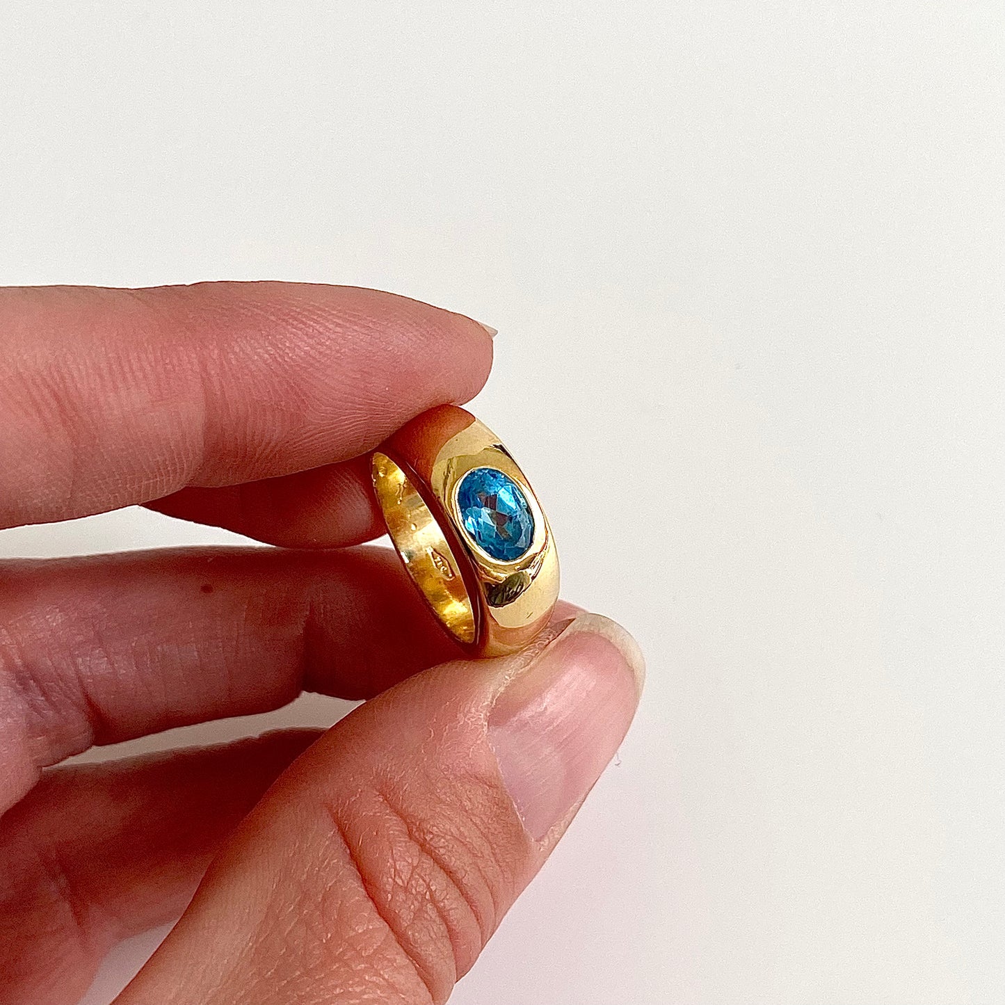Gorgeous 18ct Gold and Bright Blue Spinel Ring | Size UK H