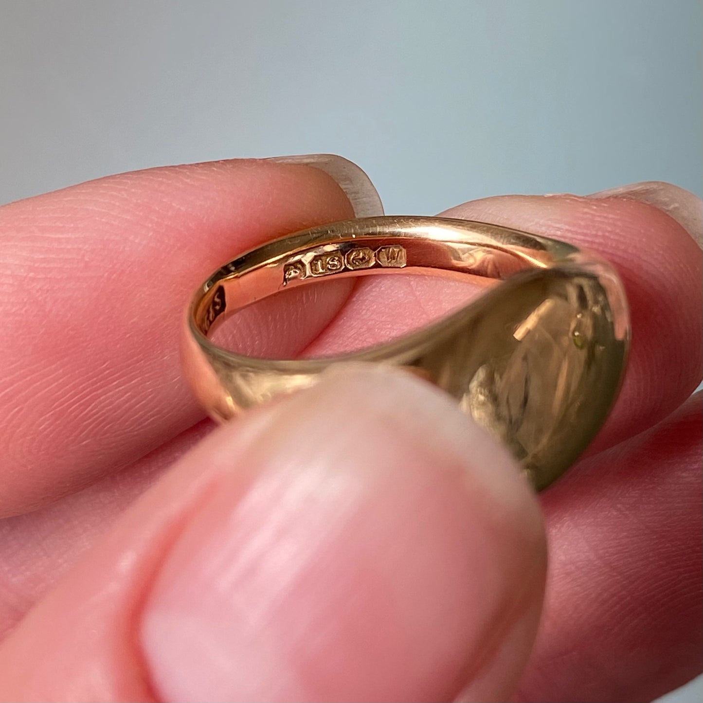 Heavy Vintage 18ct Gold Signet Ring | Size UK J.5