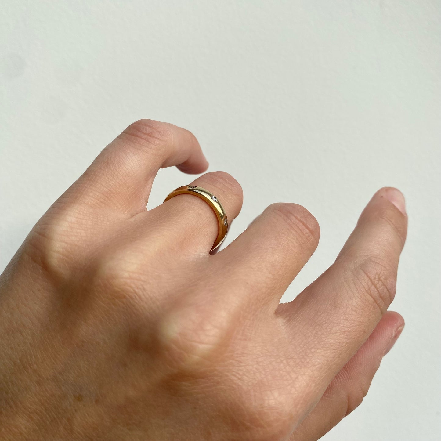 18ct Gold and Diamond Etoile Band | Size UK K-K.5