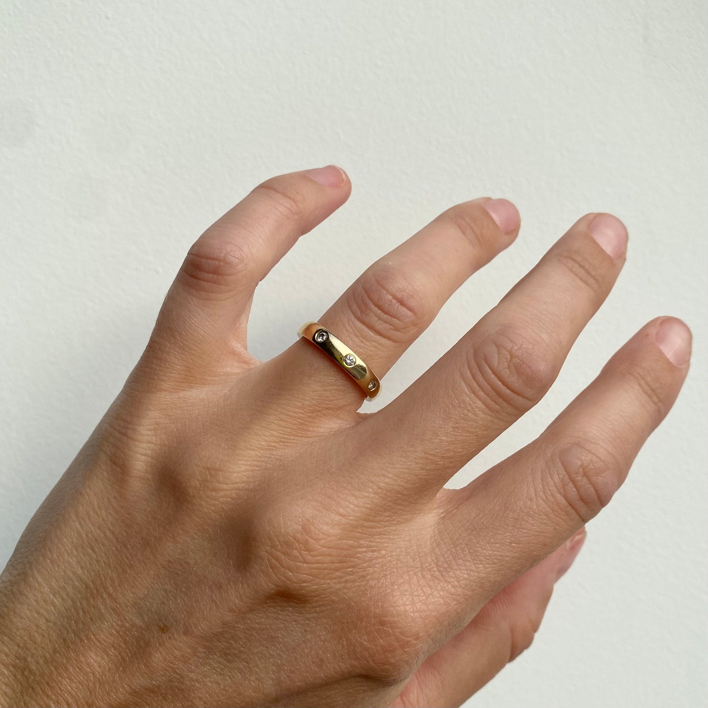 18ct Gold and Diamond Etoile Band | Size UK K-K.5