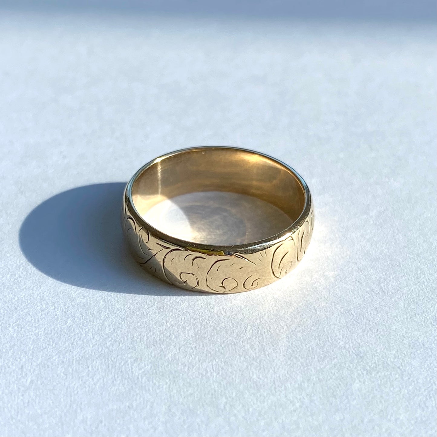 Lovely 9ct Gold Engraved Band | Size UK M.5