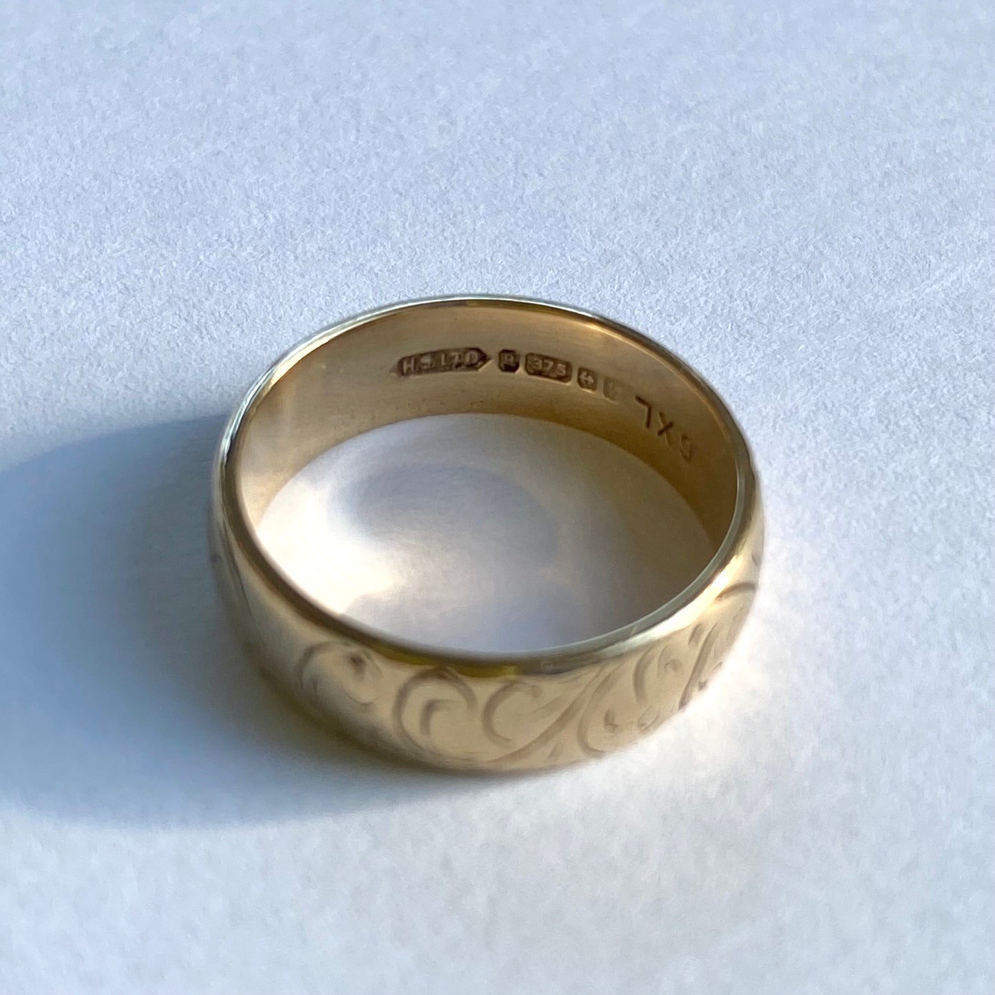 Lovely 9ct Gold Engraved Band | Size UK M.5