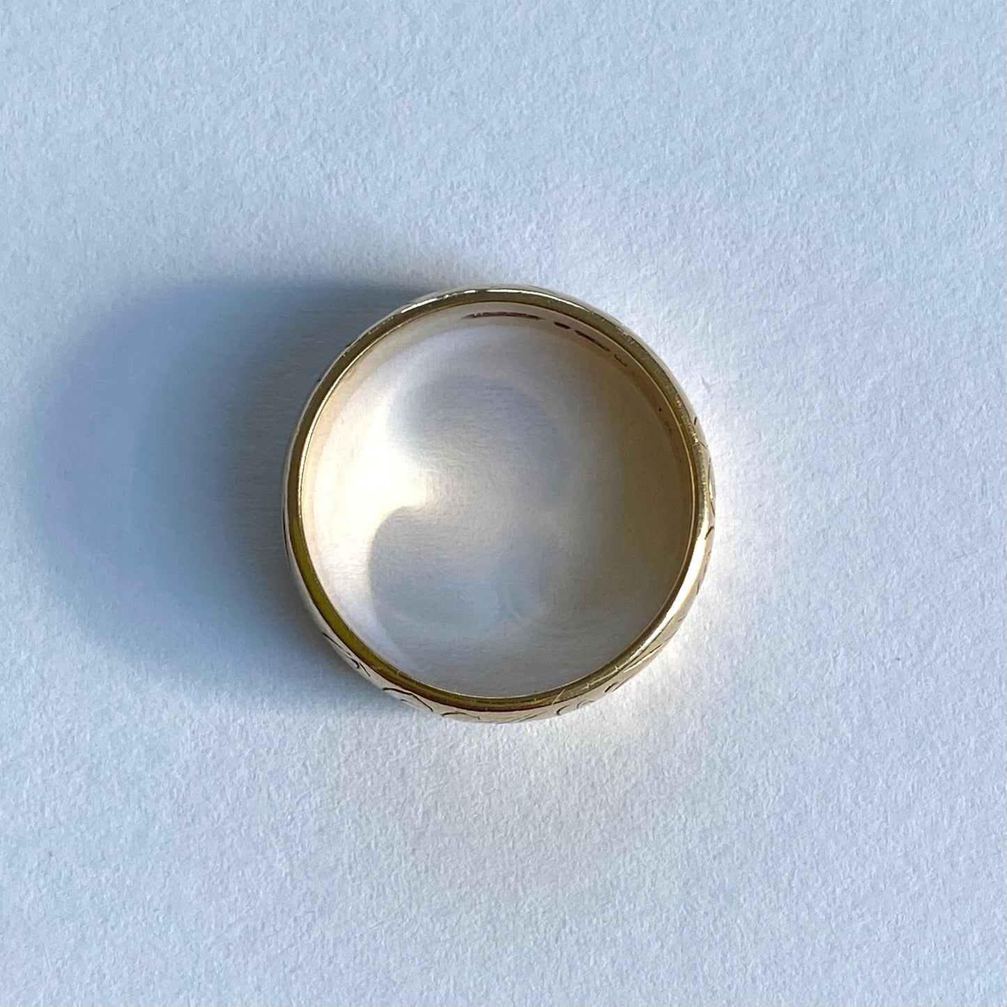 Lovely 9ct Gold Engraved Band | Size UK M.5