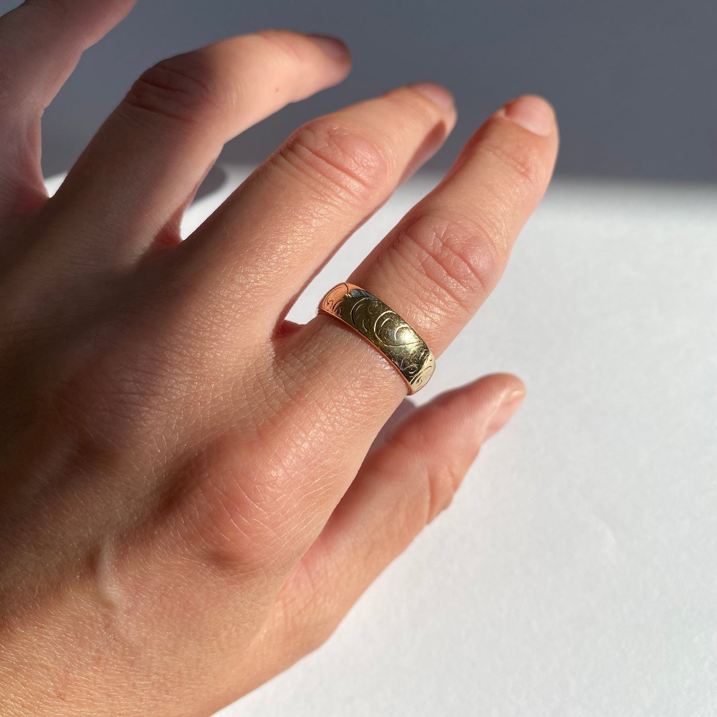 Lovely 9ct Gold Engraved Band | Size UK M.5