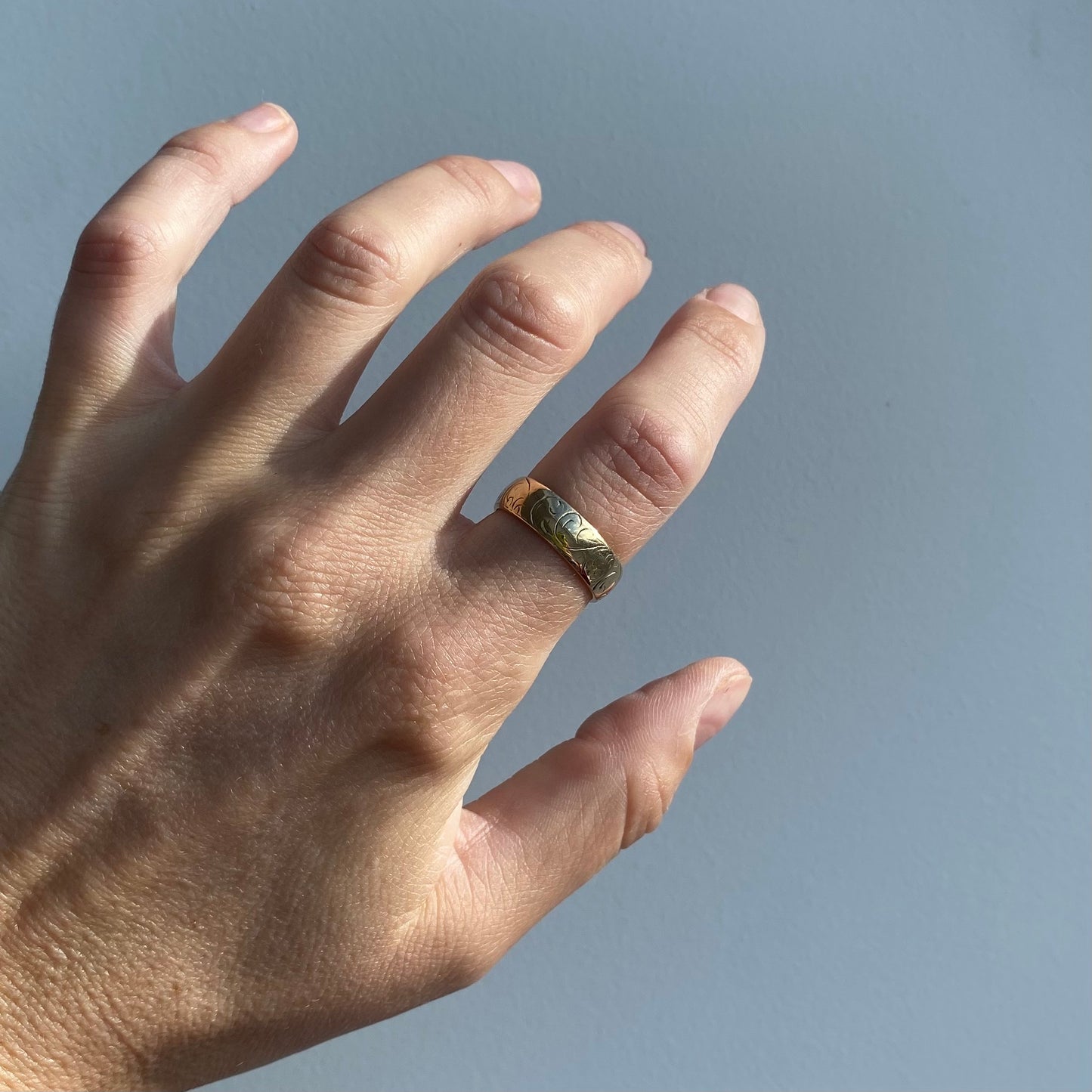 Lovely 9ct Gold Engraved Band | Size UK M.5