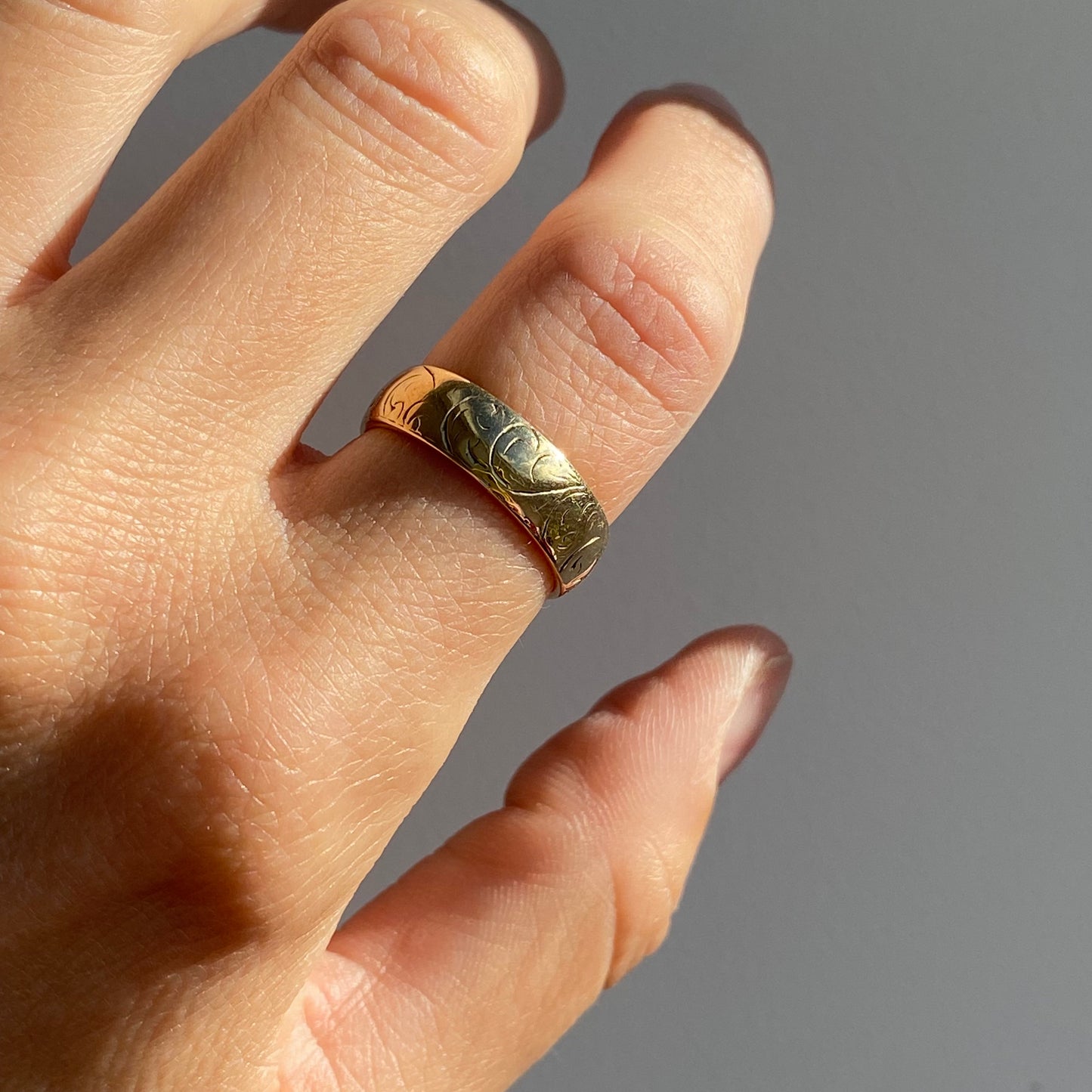 Lovely 9ct Gold Engraved Band | Size UK M.5