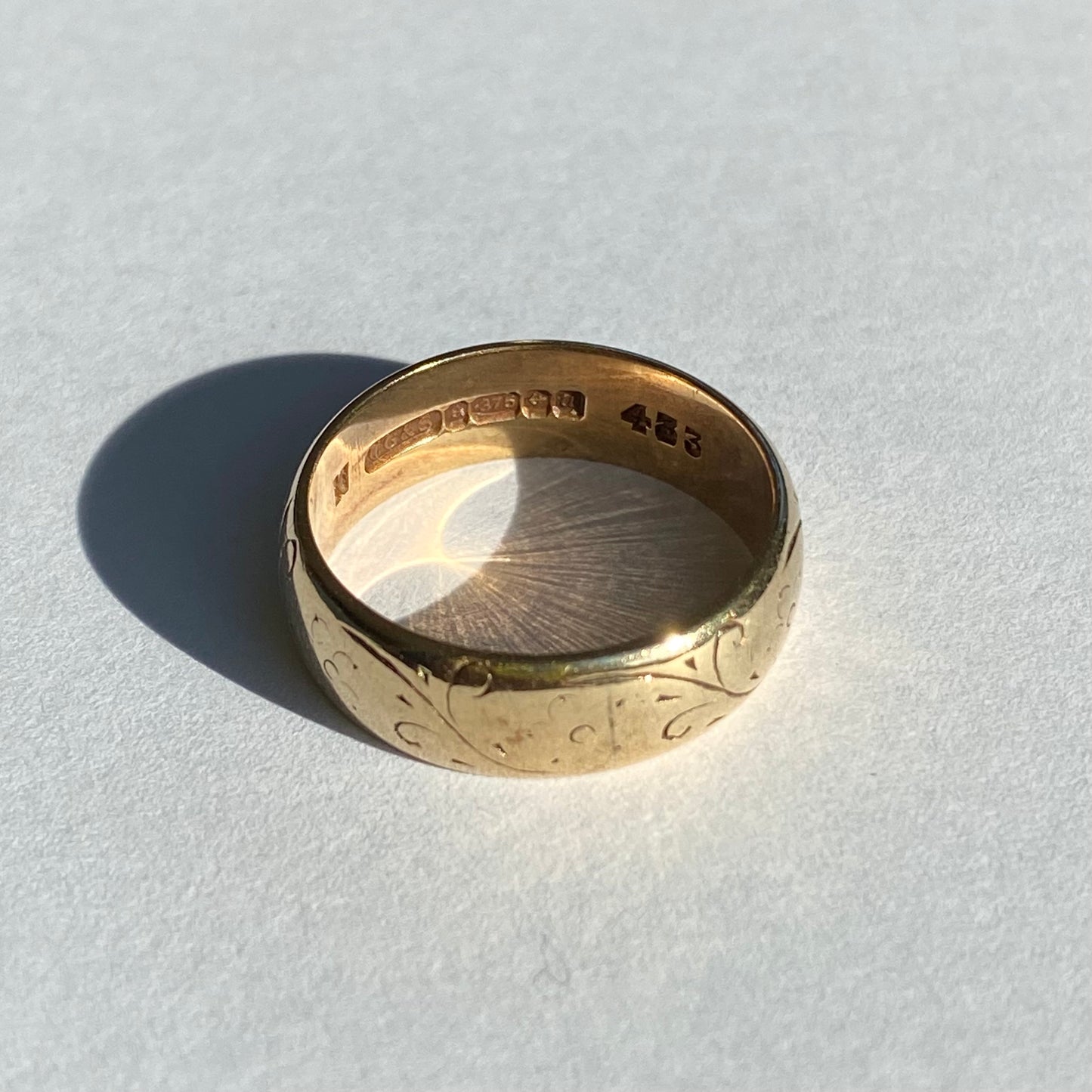 Lovely 9ct Gold Engraved Band | Size UK O