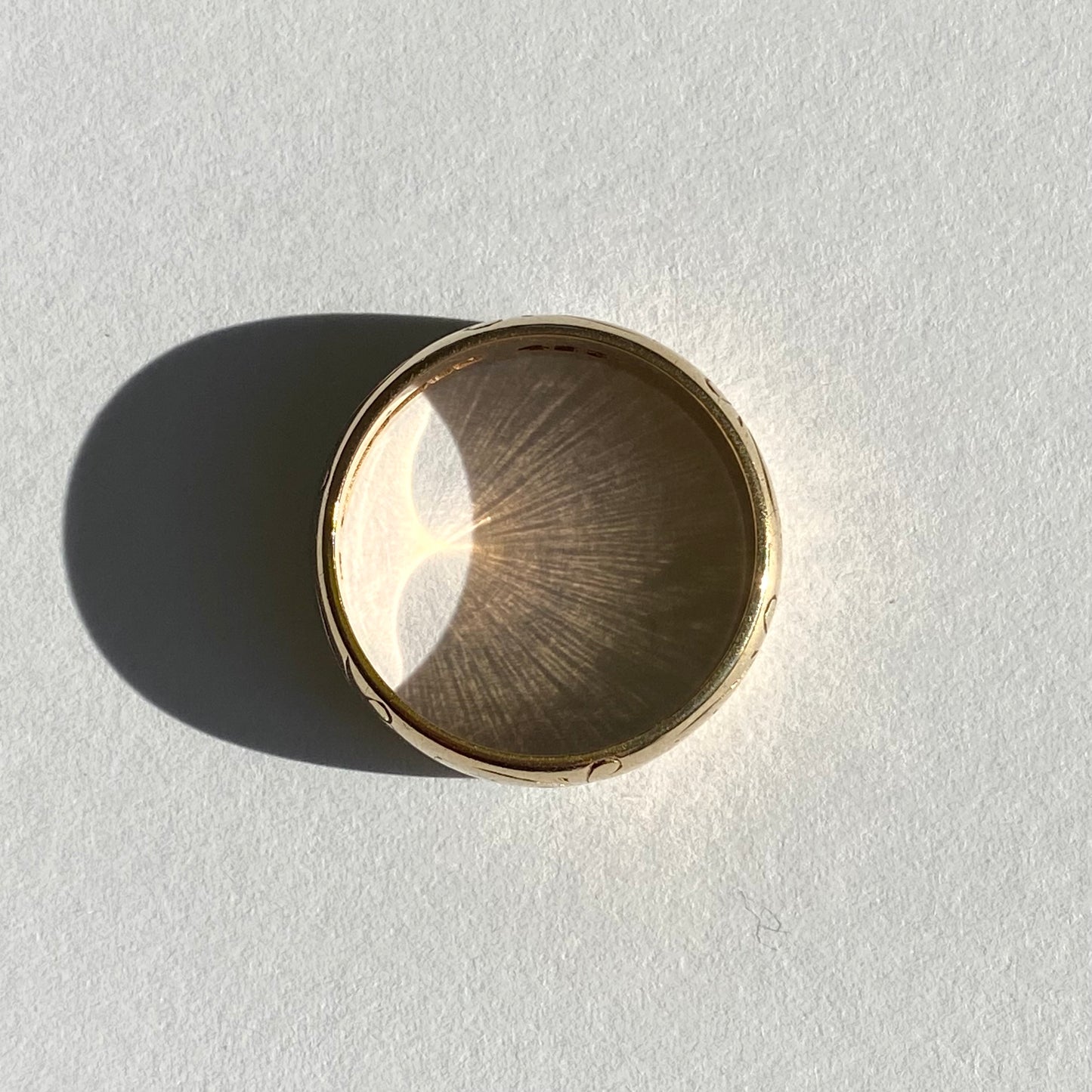 Lovely 9ct Gold Engraved Band | Size UK O