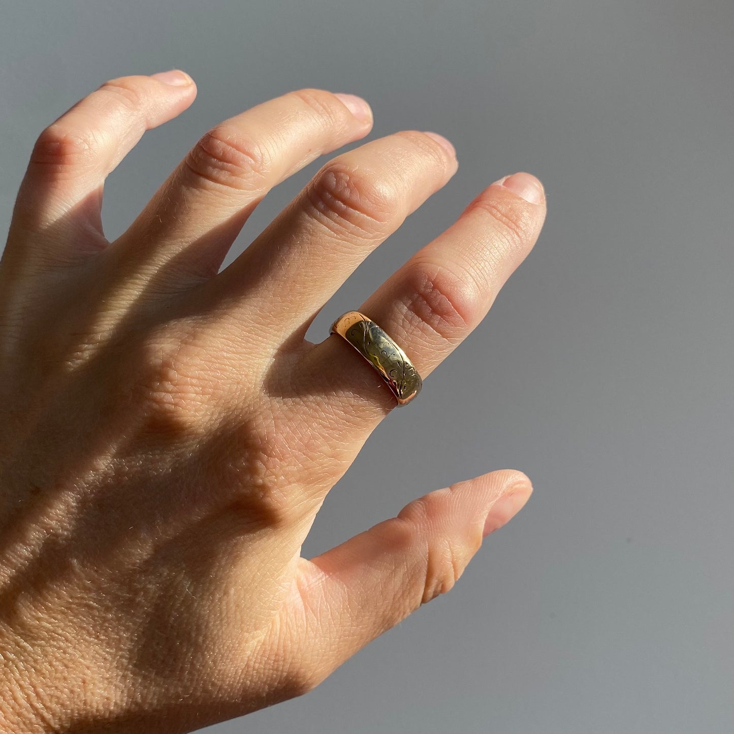 Lovely 9ct Gold Engraved Band | Size UK O