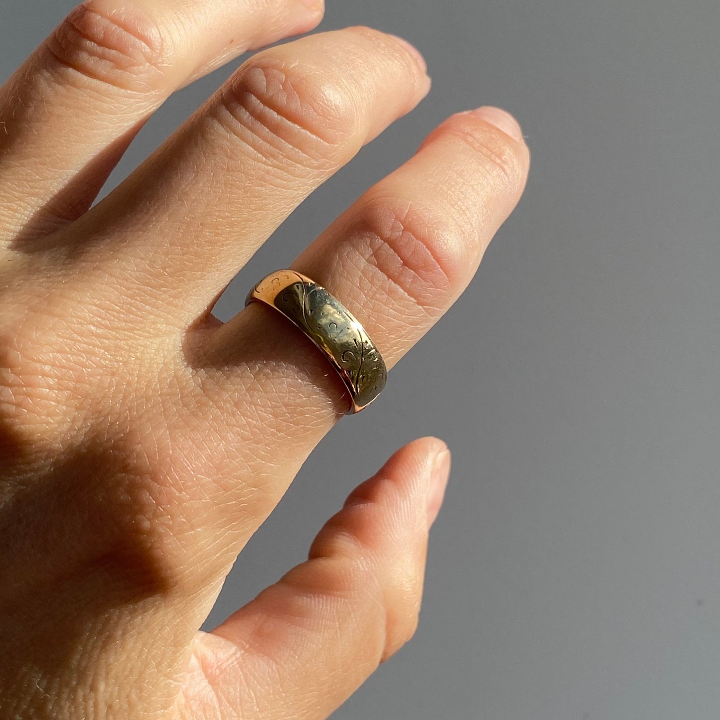 Lovely 9ct Gold Engraved Band | Size UK O