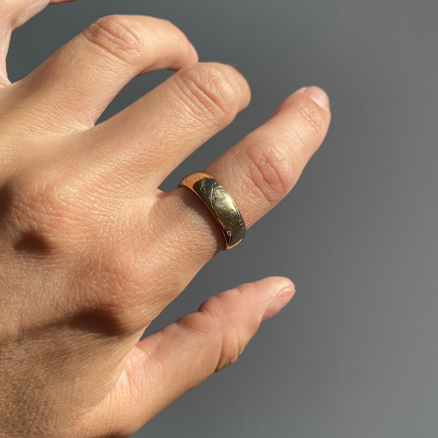 Lovely 9ct Gold Engraved Band | Size UK O
