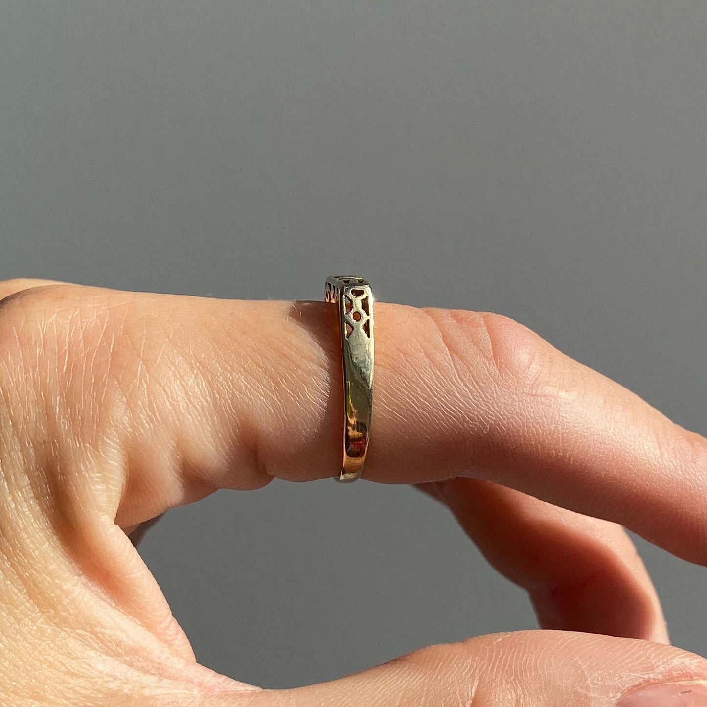9ct Gold Ornate 'Love' Ring | Size UK M.5