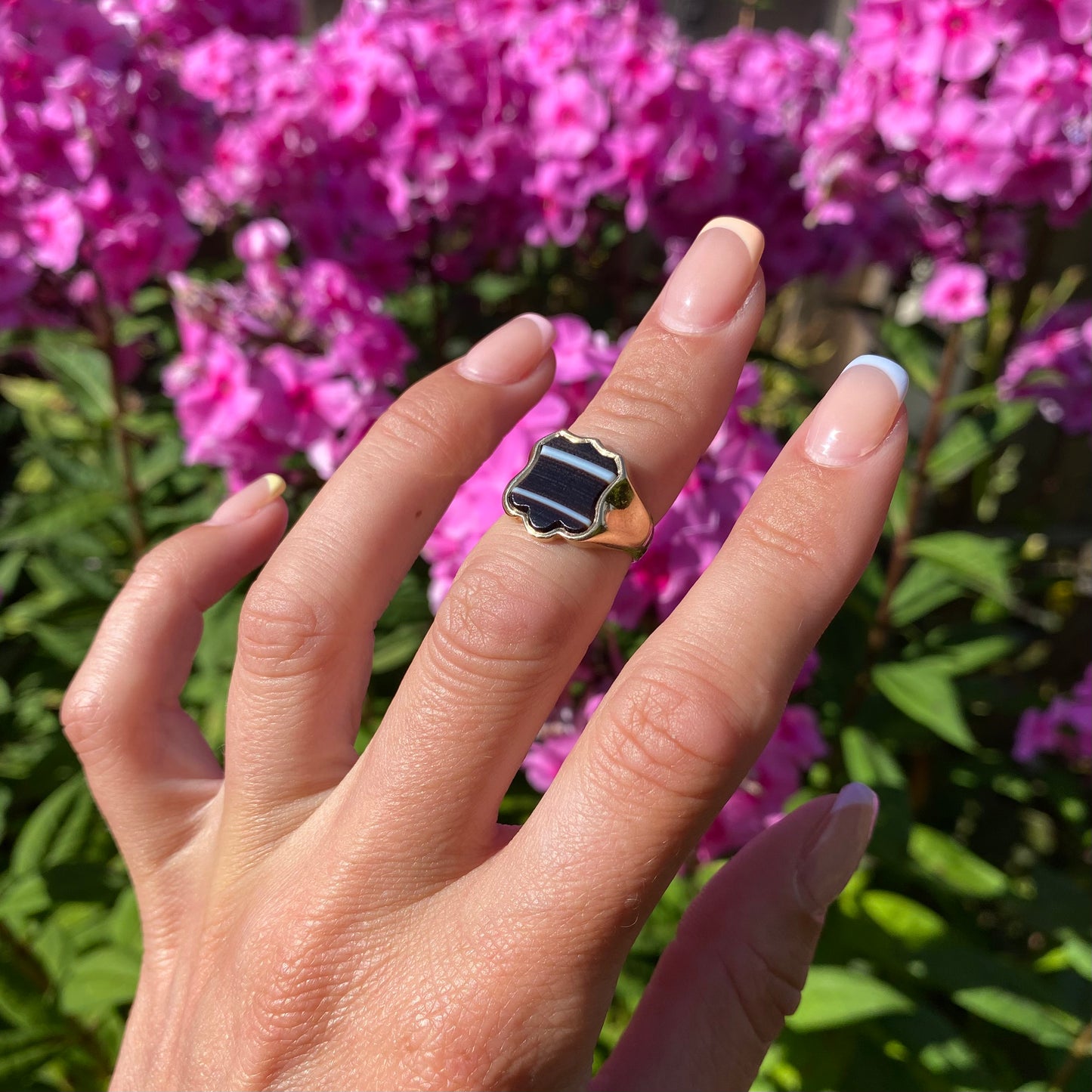 9ct Gold Banded Agate Shield Signet Ring | Size UK H