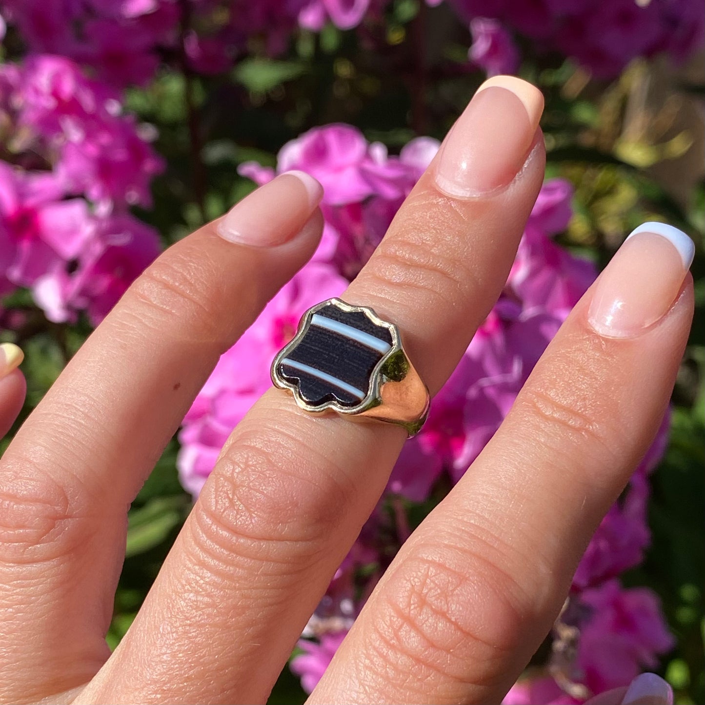 9ct Gold Banded Agate Shield Signet Ring | Size UK H