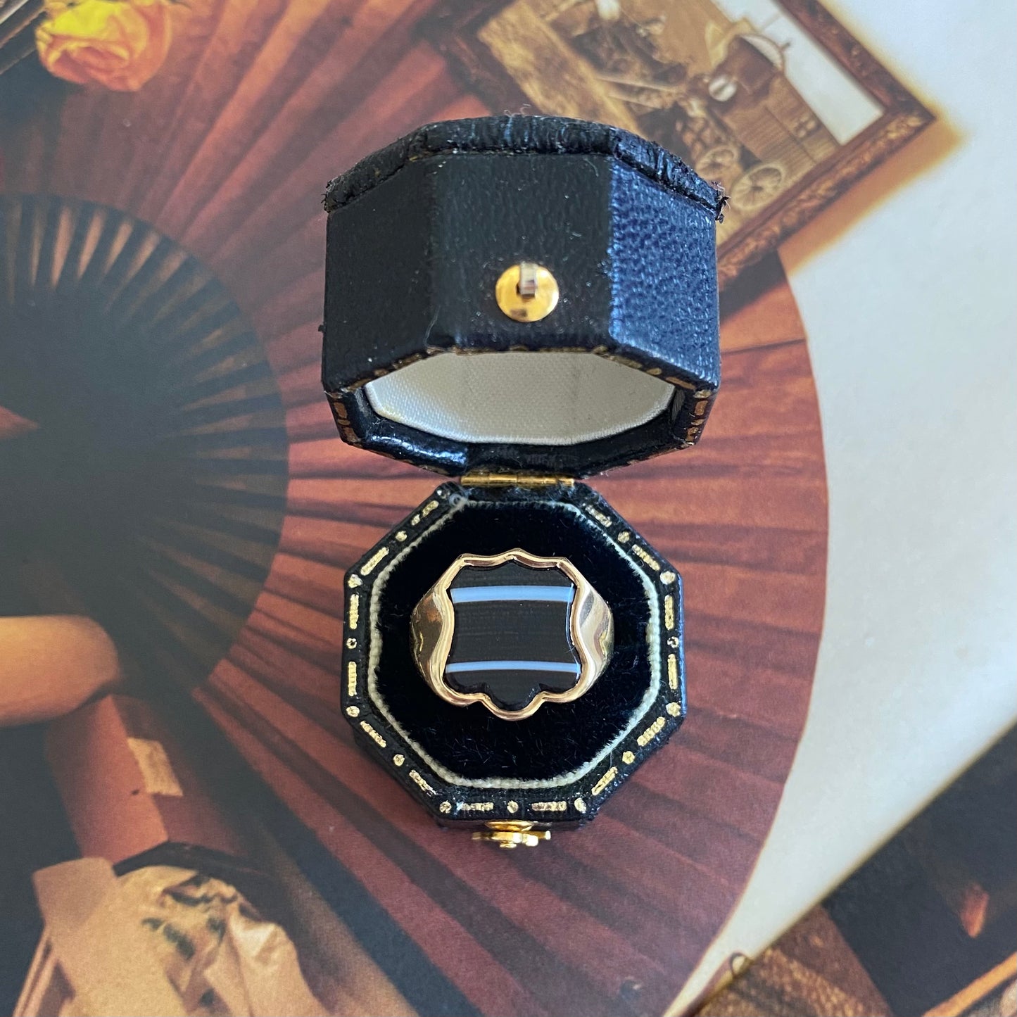 9ct Gold Banded Agate Shield Signet Ring | Size UK H