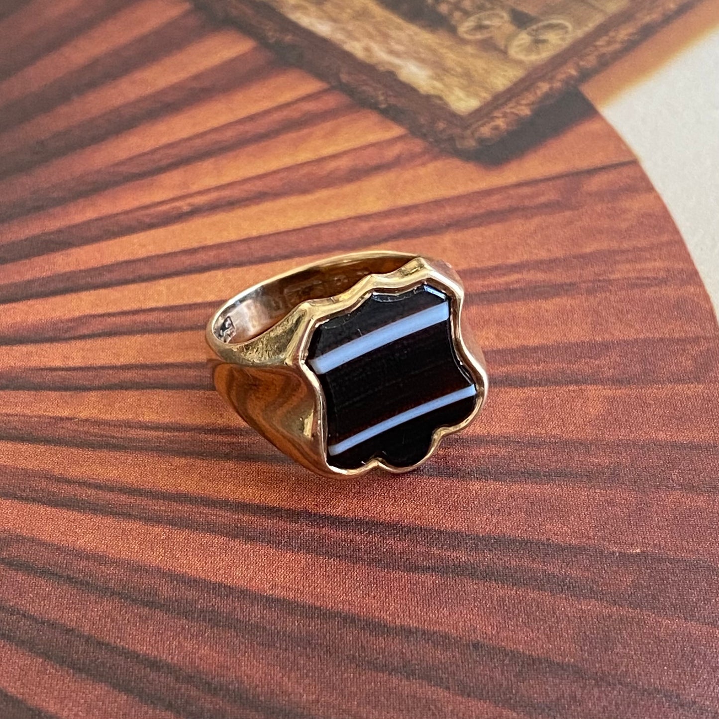 9ct Gold Banded Agate Shield Signet Ring | Size UK H