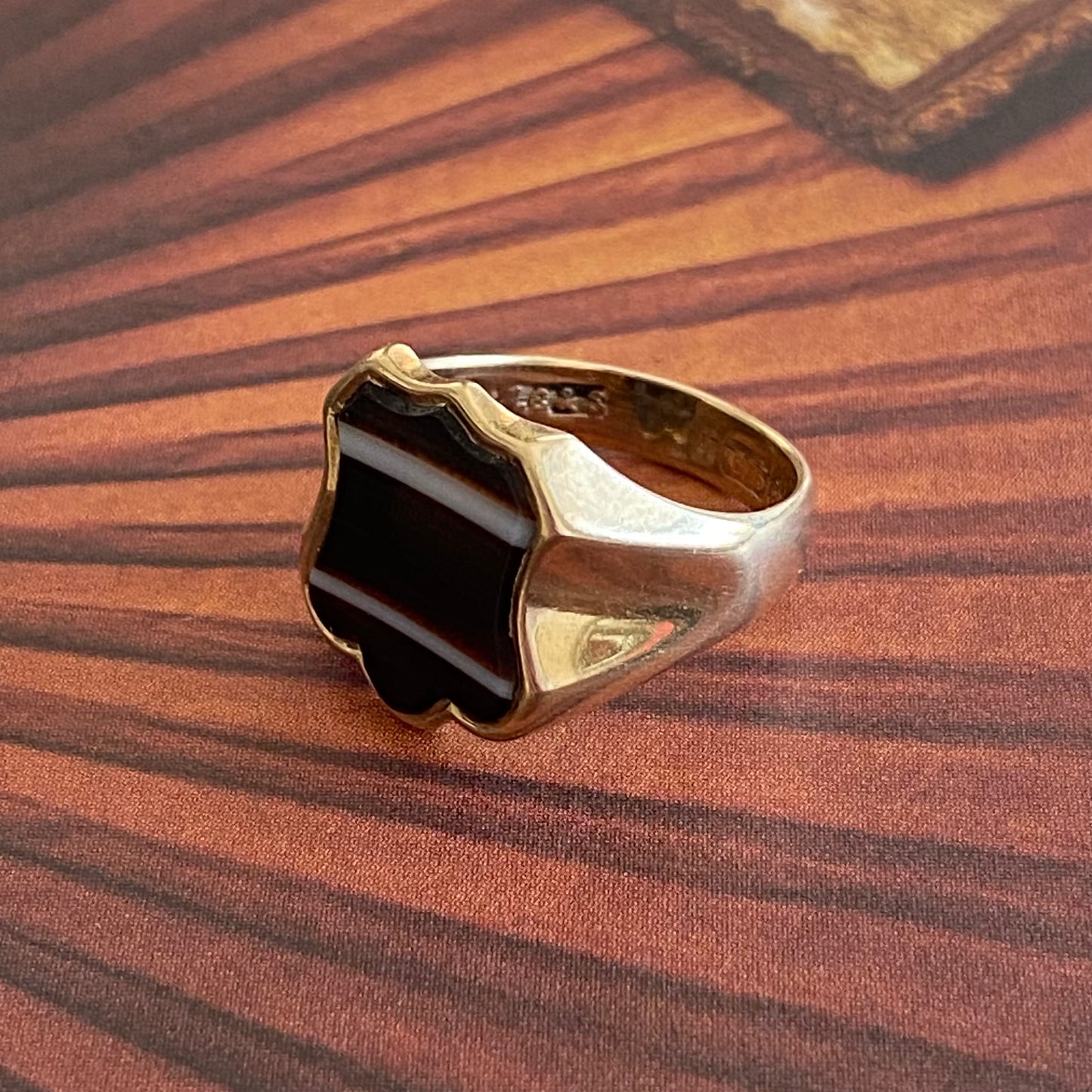 9ct Gold Banded Agate Shield Signet Ring | Size UK H