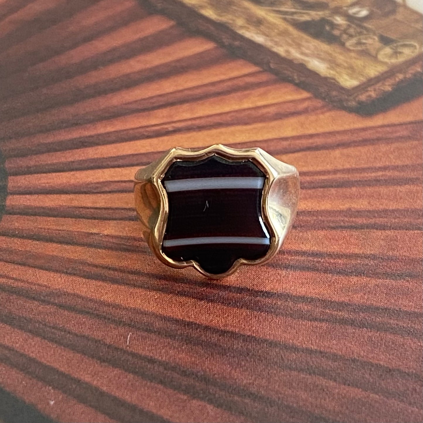 9ct Gold Banded Agate Shield Signet Ring | Size UK H