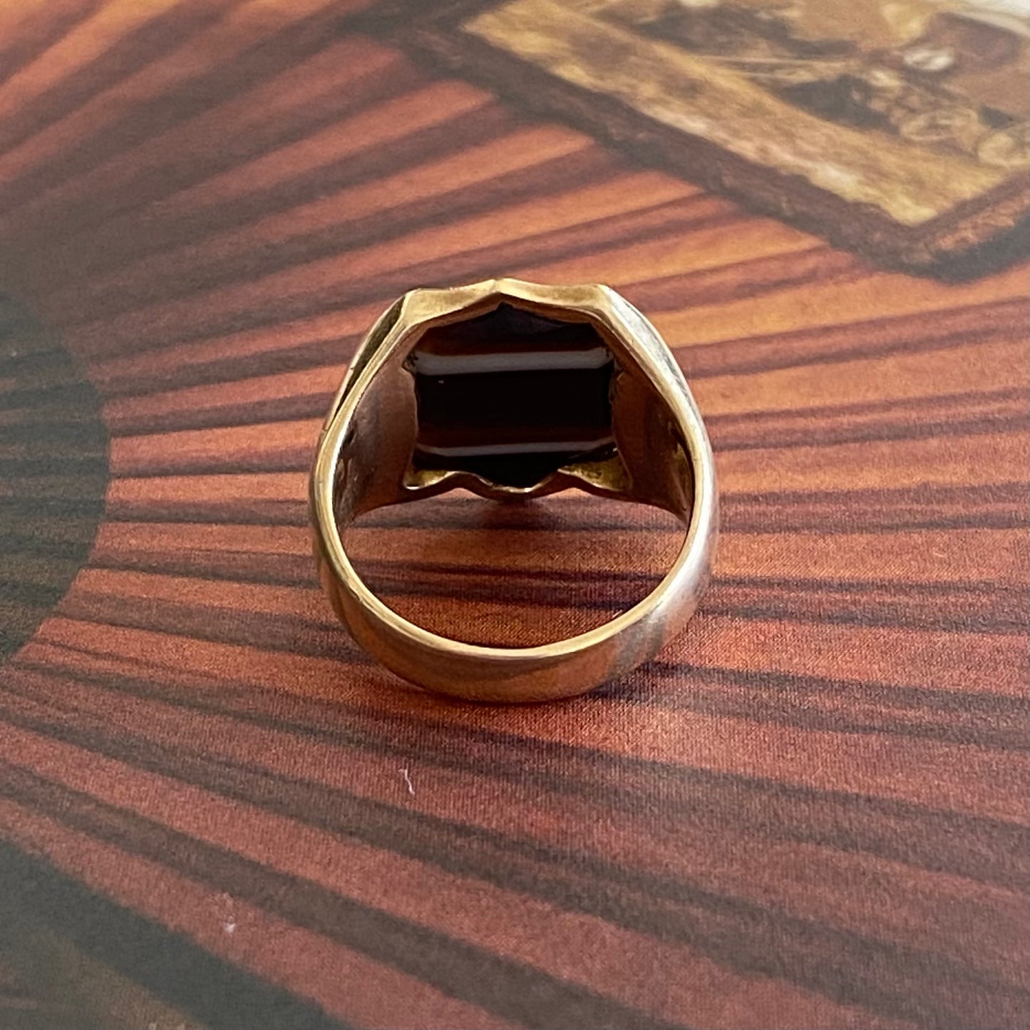 9ct Gold Banded Agate Shield Signet Ring | Size UK H