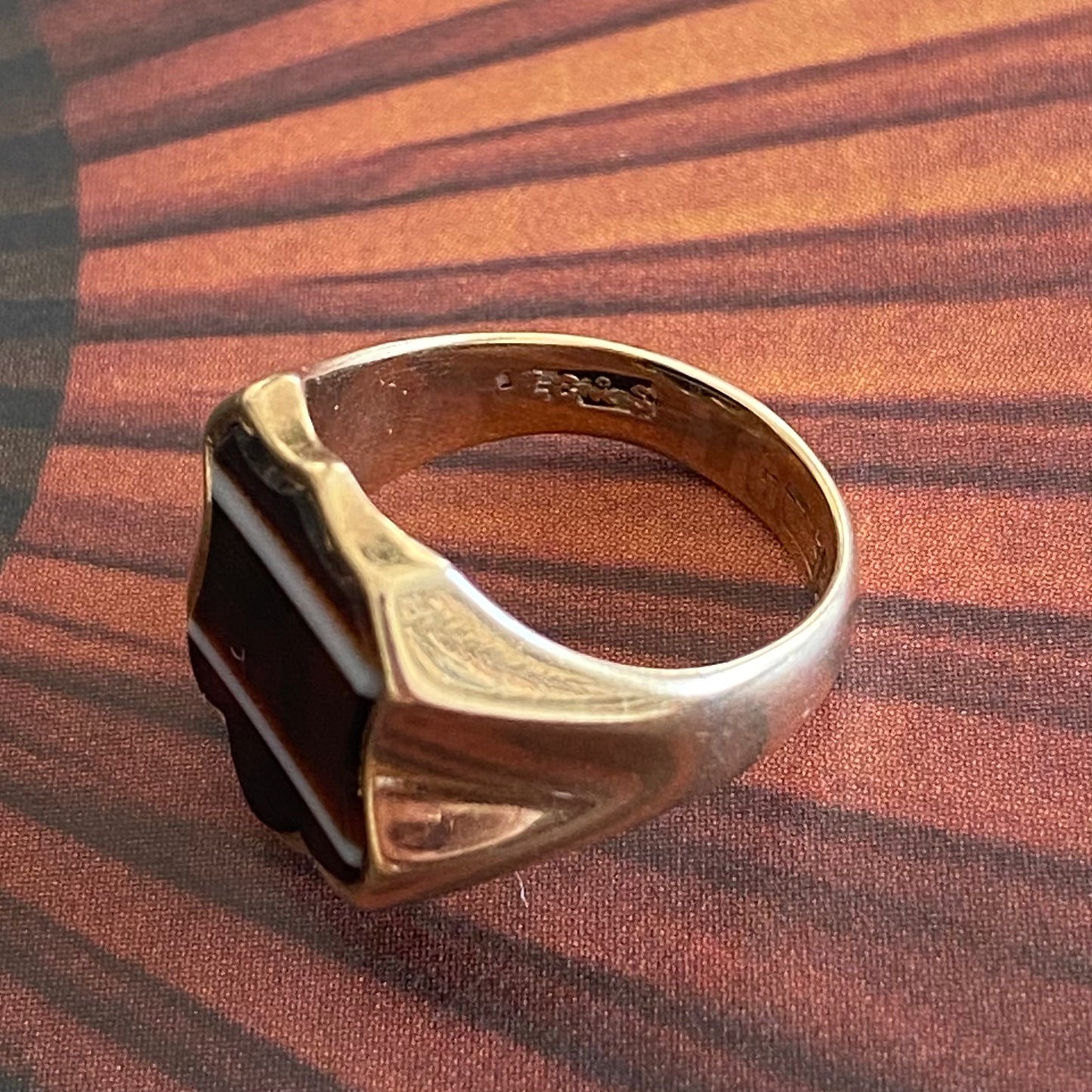 9ct Gold Banded Agate Shield Signet Ring | Size UK H