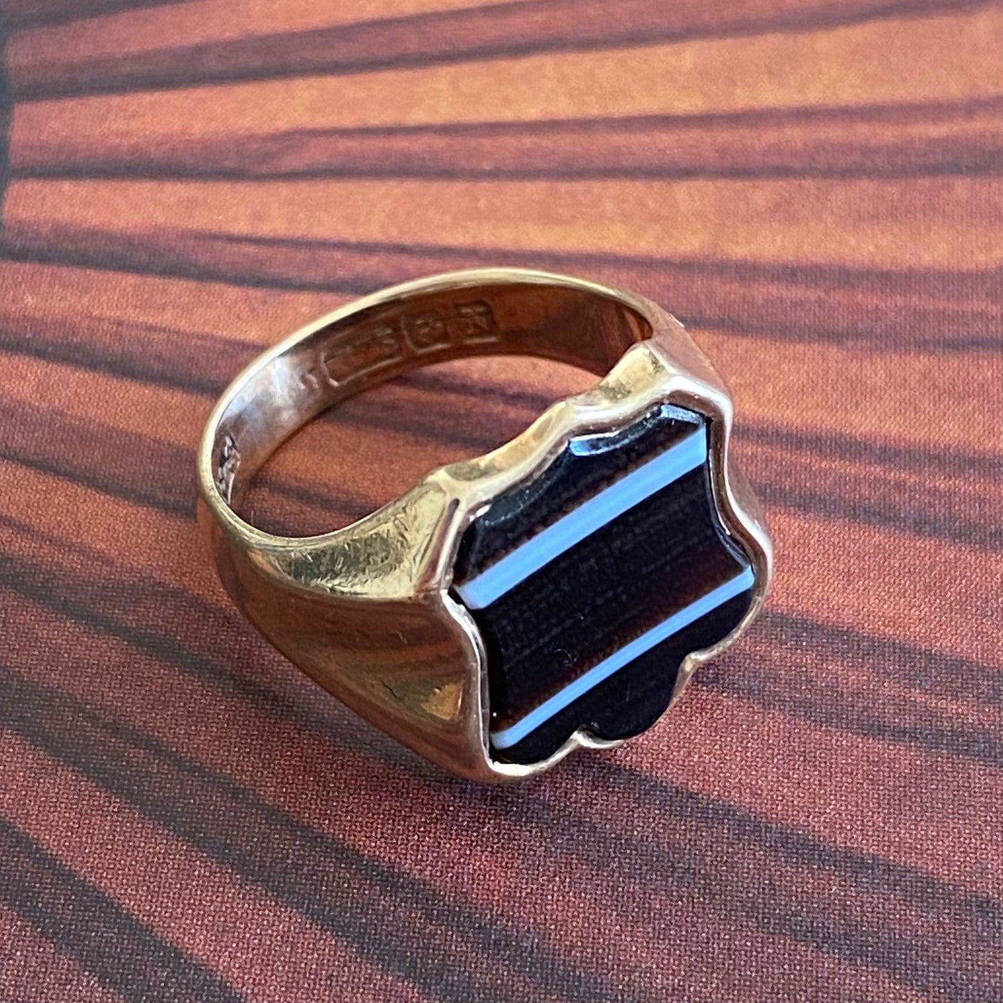 9ct Gold Banded Agate Shield Signet Ring | Size UK H