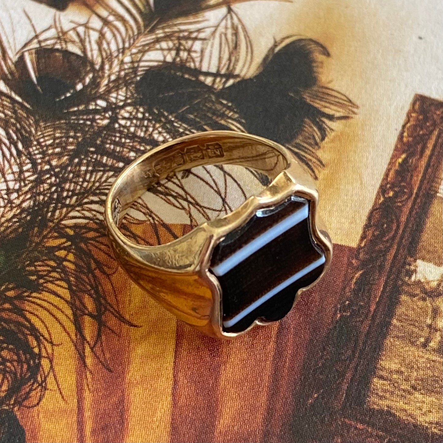 9ct Gold Banded Agate Shield Signet Ring | Size UK H