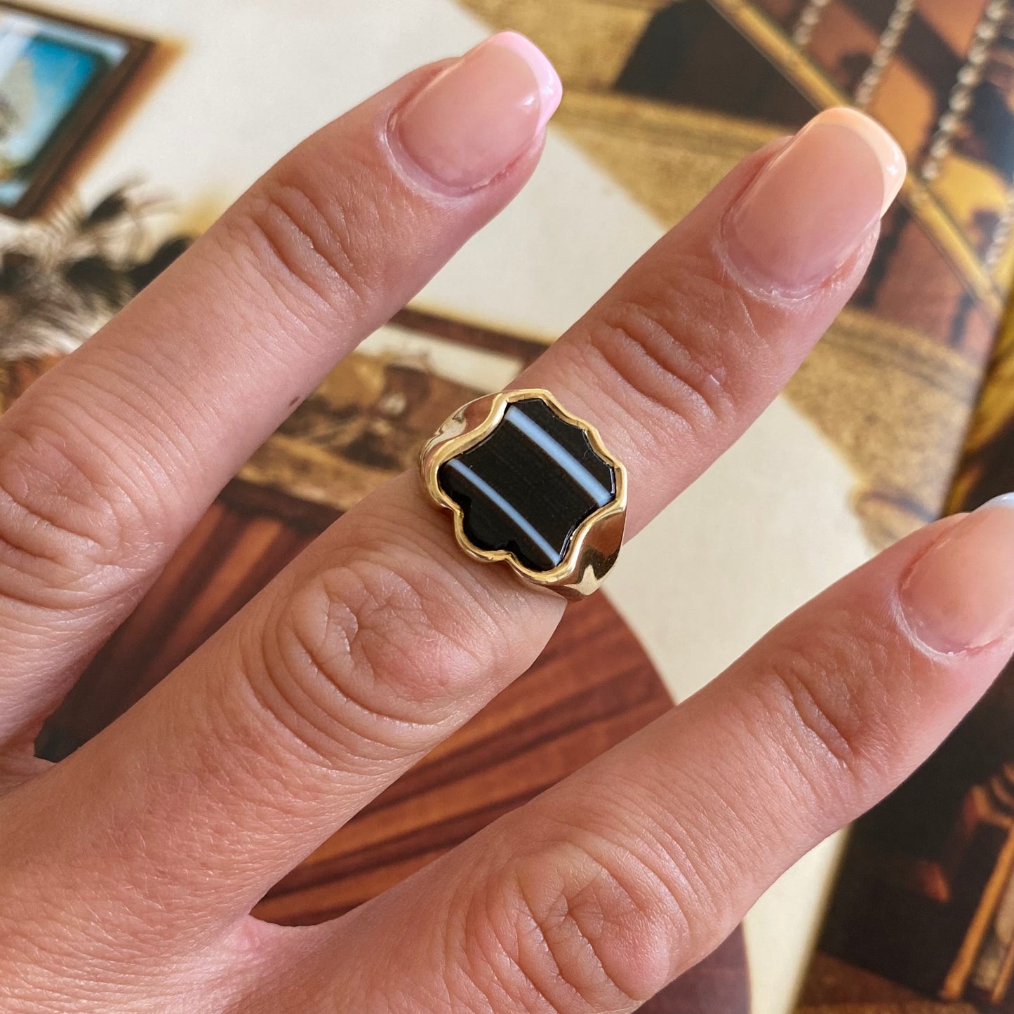 9ct Gold Banded Agate Shield Signet Ring | Size UK H