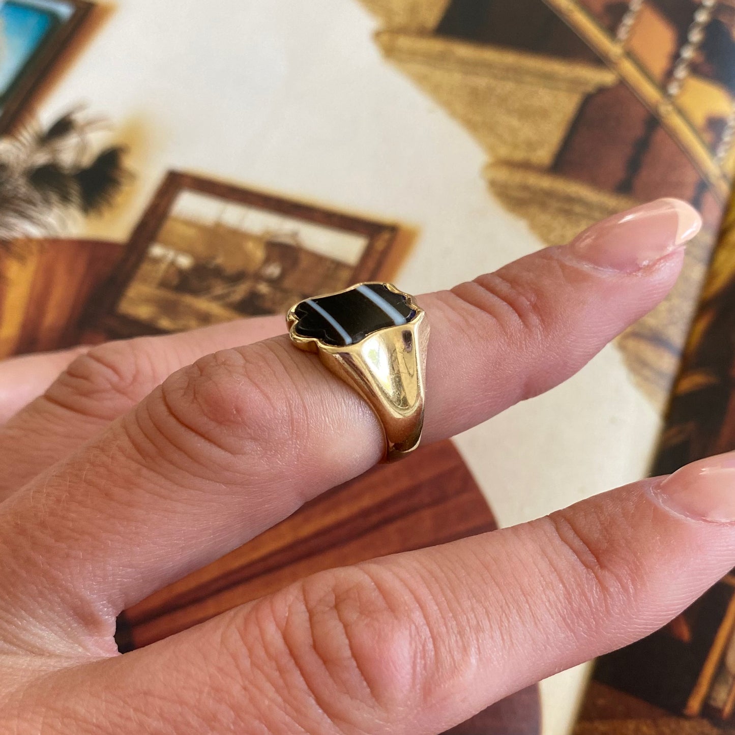 9ct Gold Banded Agate Shield Signet Ring | Size UK H