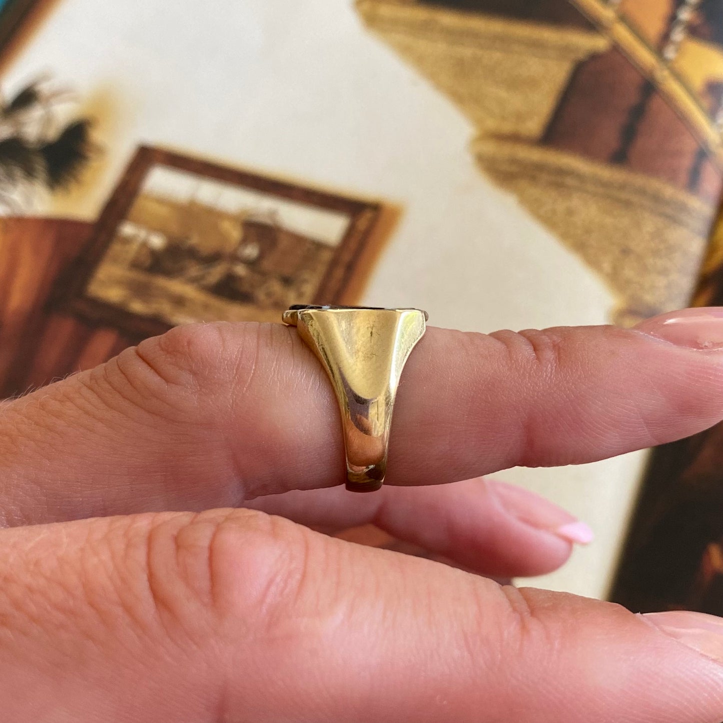 9ct Gold Banded Agate Shield Signet Ring | Size UK H