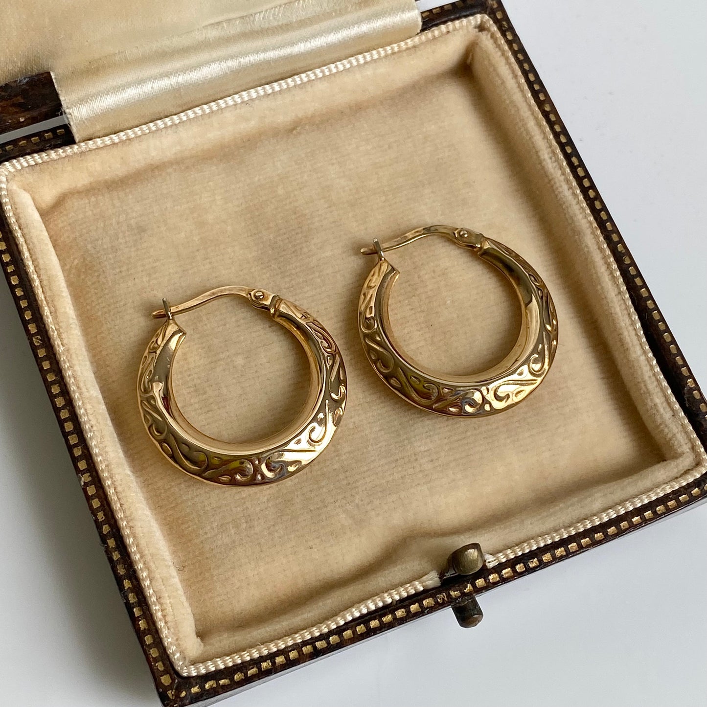 Pre-loved 9ct Gold 'UNOAERRE' Patterned Round Hoop Earrings | 18mm