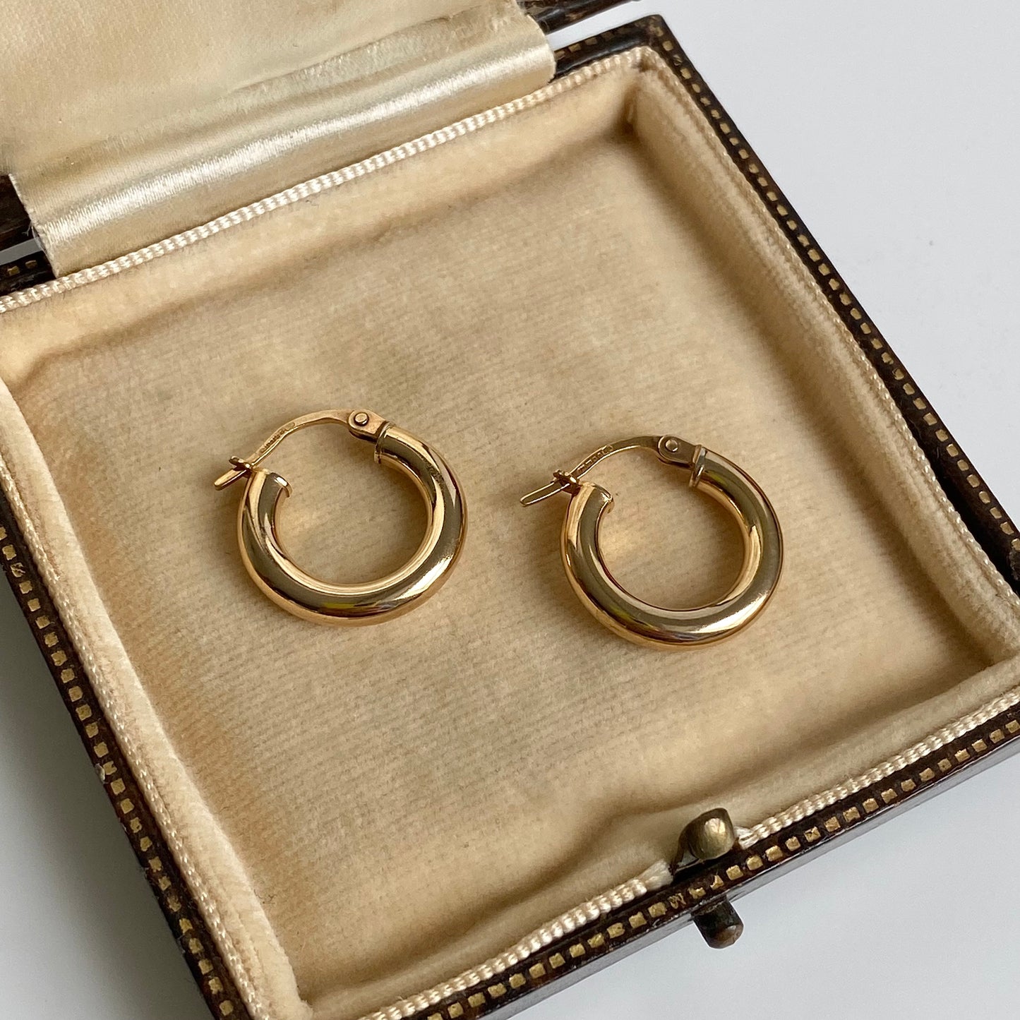 Pre-Loved 9ct Gold Small Chubby 'Unoaerre' Hoop Earrings | 17mm