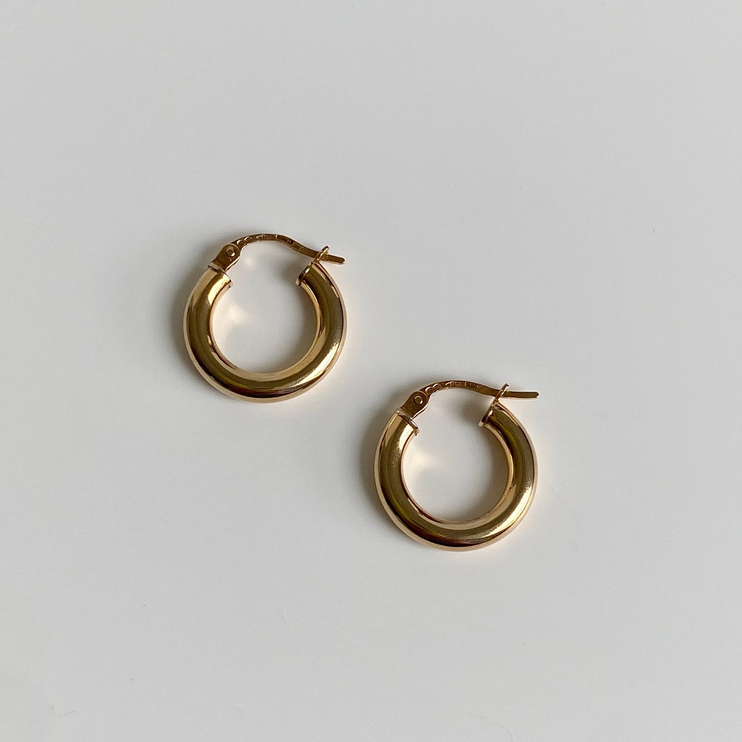 Pre-Loved 9ct Gold Small Chubby 'Unoaerre' Hoop Earrings | 17mm