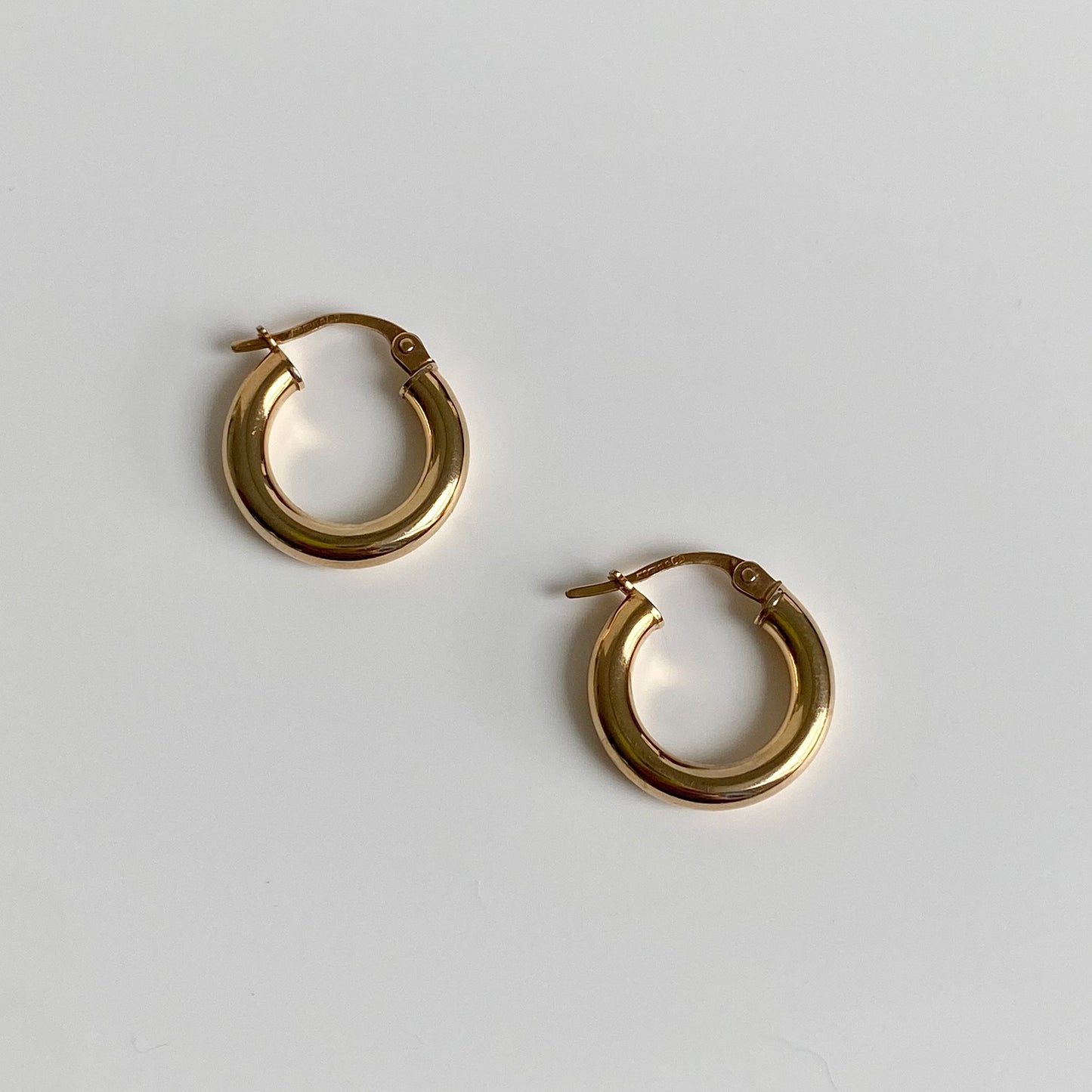 Pre-Loved 9ct Gold Small Chubby 'Unoaerre' Hoop Earrings | 17mm