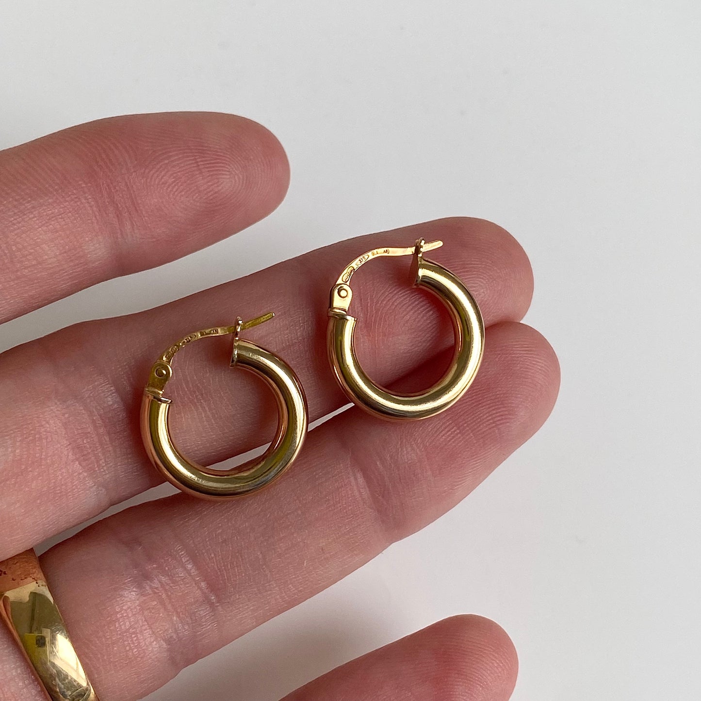 Pre-Loved 9ct Gold Small Chubby 'Unoaerre' Hoop Earrings | 17mm