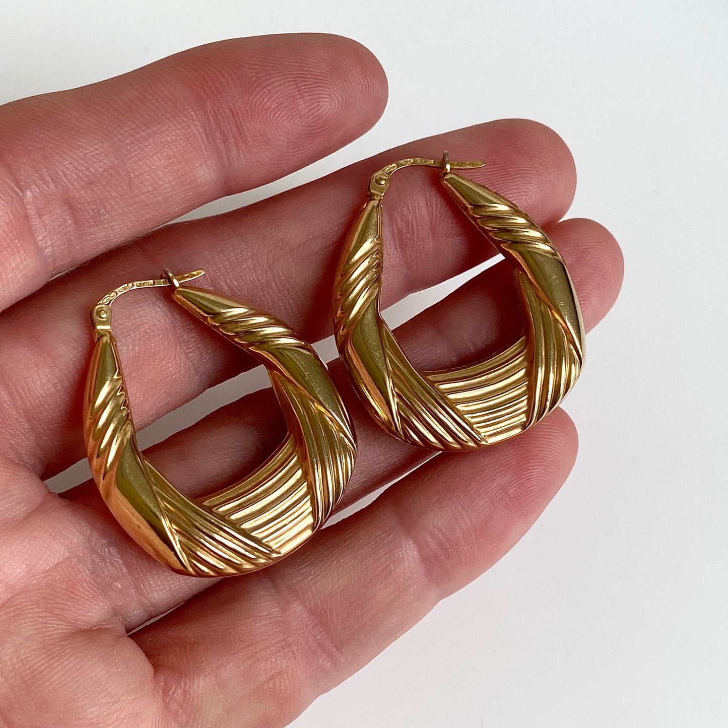 Large Pre-loved 9ct Gold 'UNOAERRE' Ribboned U-shaped Hoops | 33mm