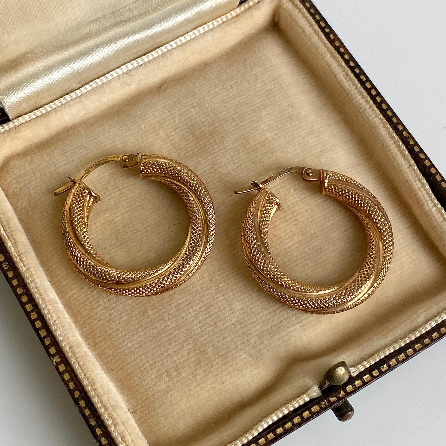 Pre-loved 9ct Gold 'UNOAERRE' Textured Twist Hoop Earrings | 24mm