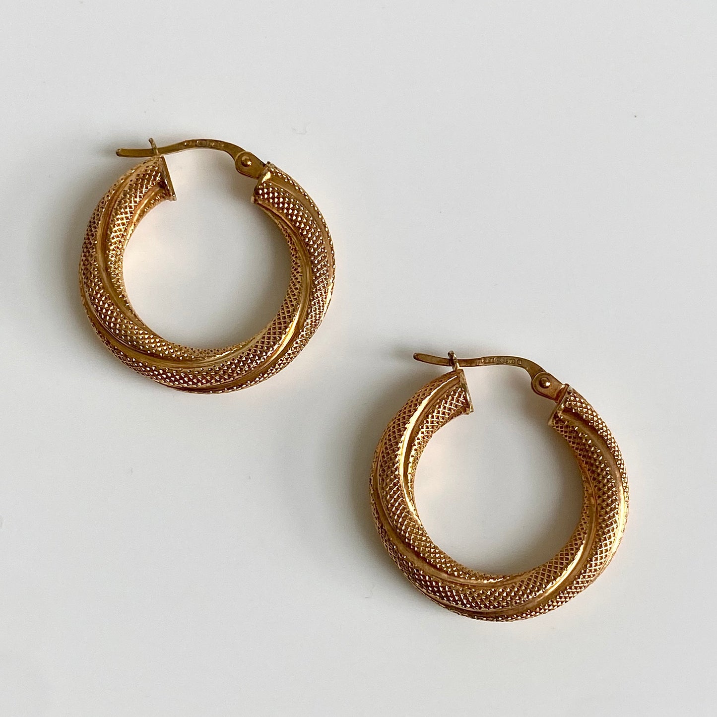 Pre-loved 9ct Gold 'UNOAERRE' Textured Twist Hoop Earrings | 24mm