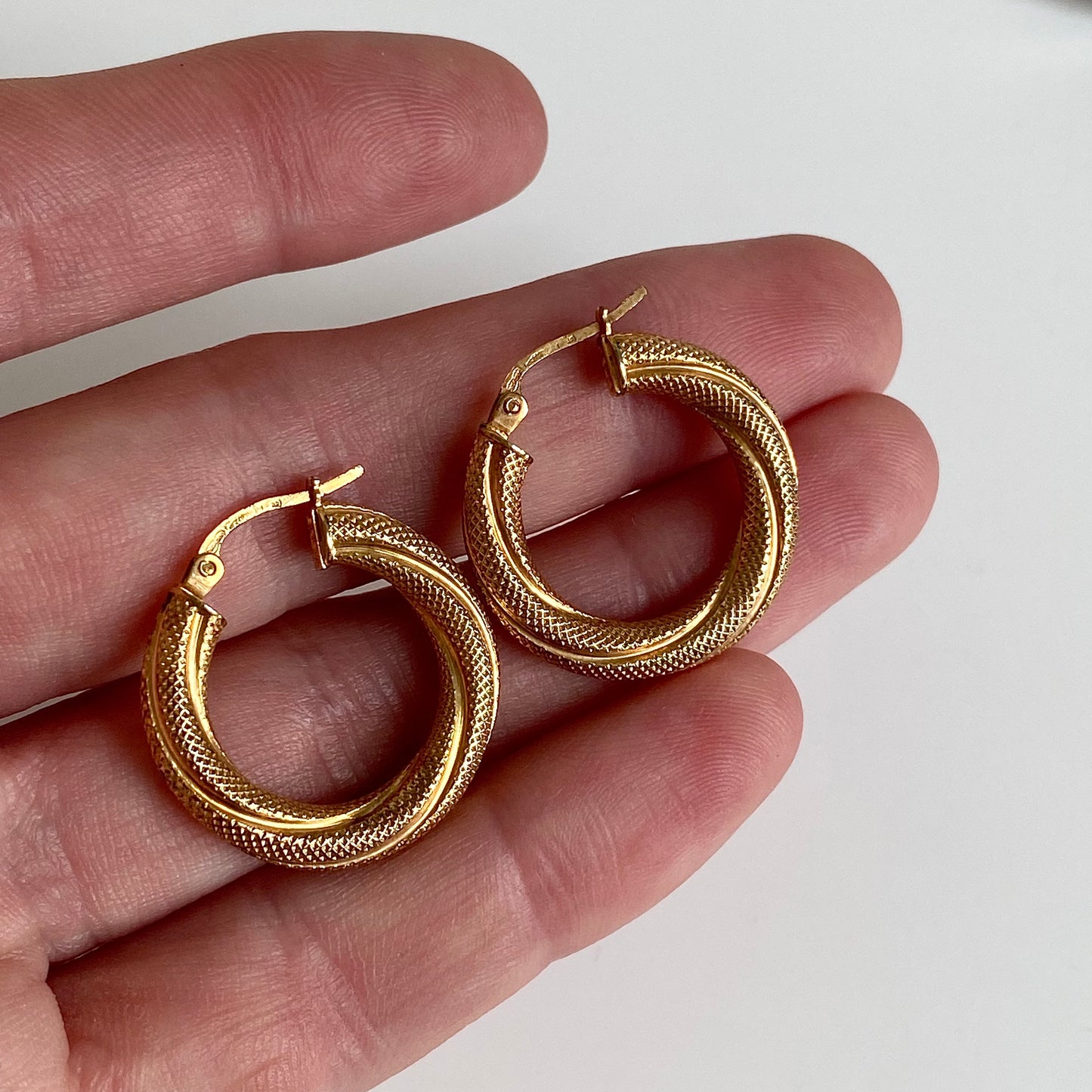 Pre-loved 9ct Gold 'UNOAERRE' Textured Twist Hoop Earrings | 24mm