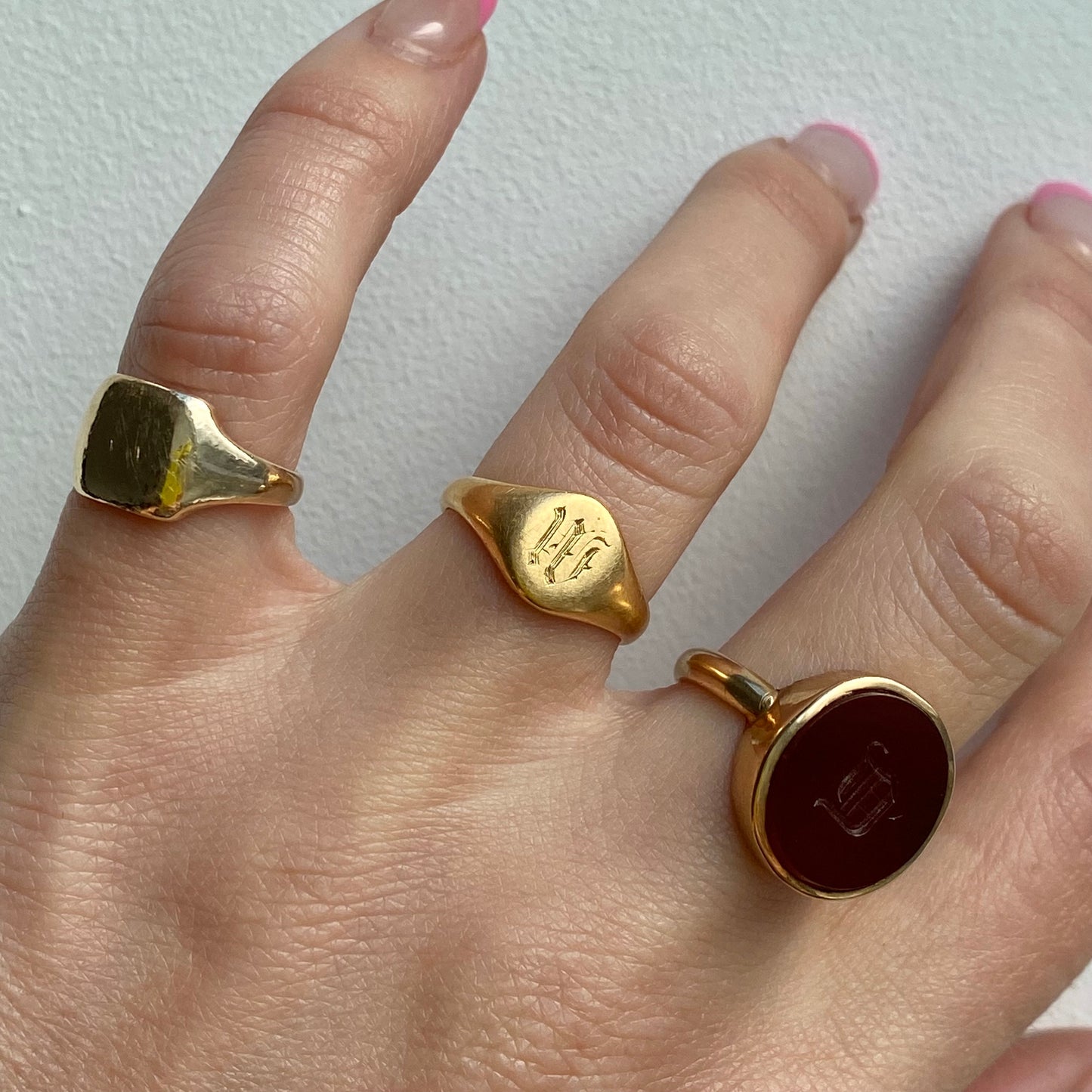 Sweet Little Antique 18ct Gold Signet Ring 'M' or 'W' | Size UK I.5