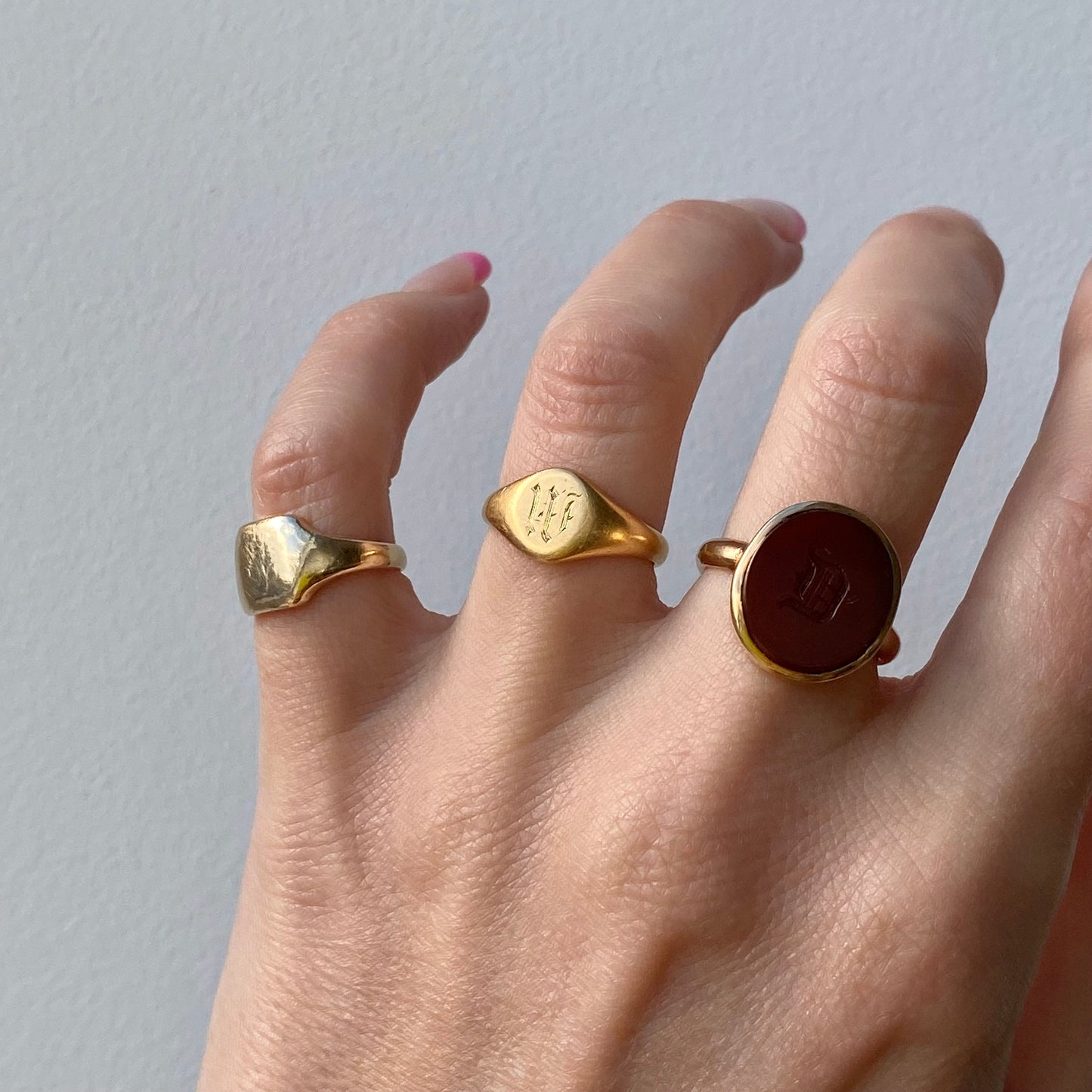 Sweet Little Antique 18ct Gold Signet Ring 'M' or 'W' | Size UK I.5