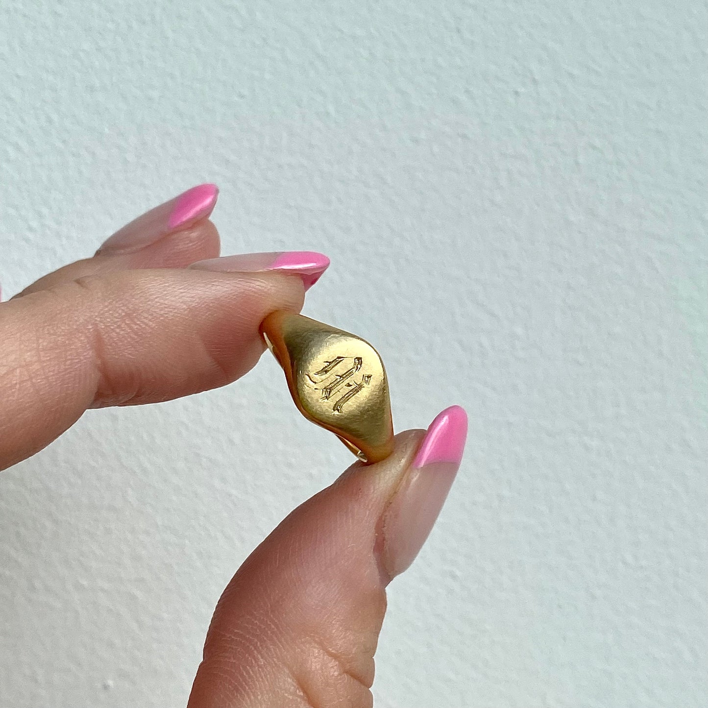Sweet Little Antique 18ct Gold Signet Ring 'M' or 'W' | Size UK I.5
