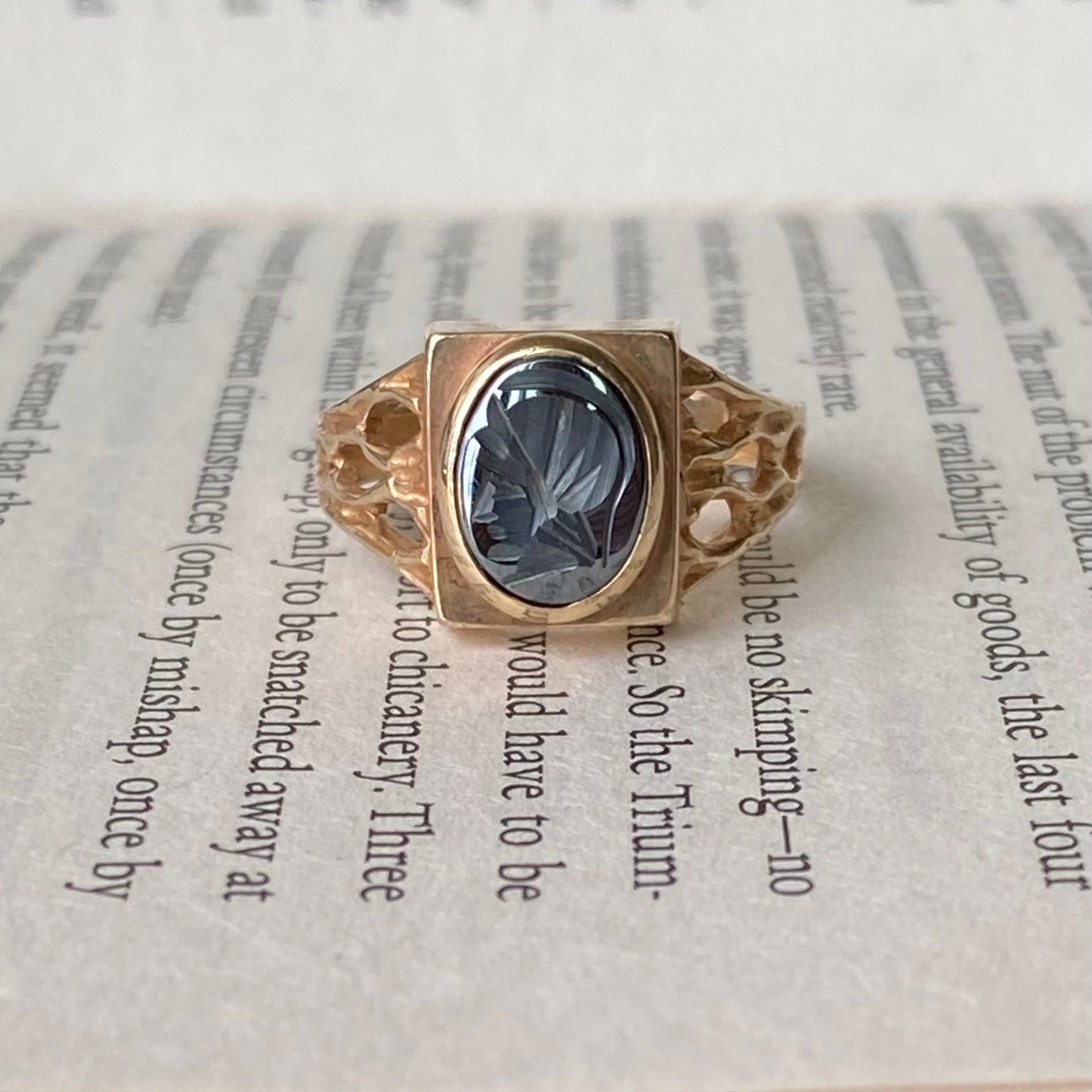 Vintage 9ct Gold Hematite Intaglio Trojan Head Carved Ring - Size UK P