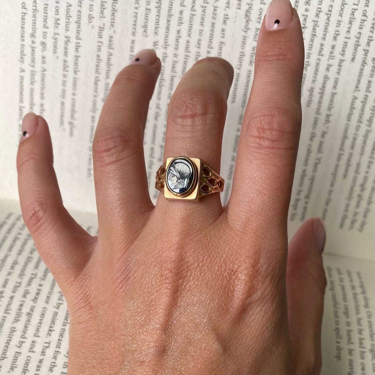 Vintage 9ct Gold Hematite Intaglio Trojan Head Carved Ring - Size UK P