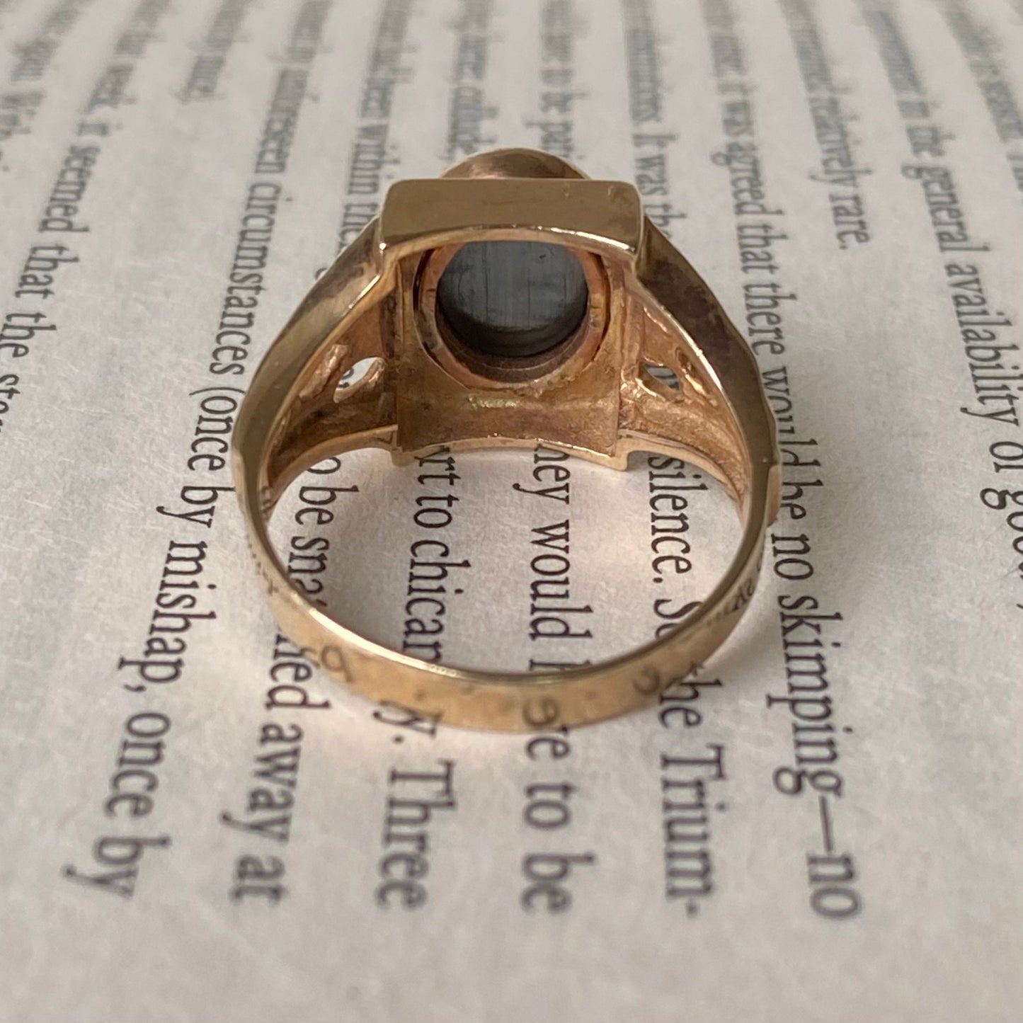 Vintage 9ct Gold Hematite Intaglio Trojan Head Carved Ring - Size UK P