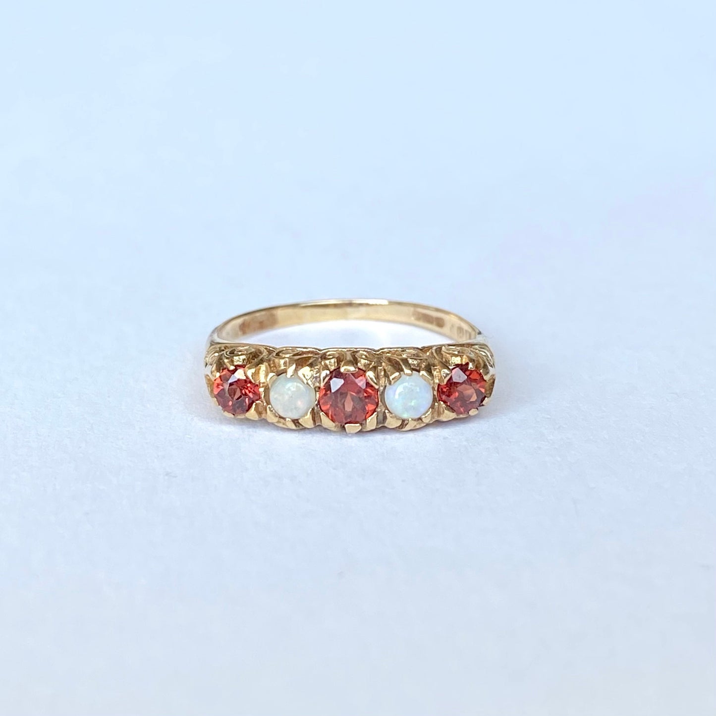 Beautiful 9ct Gold, Opal and Garnet Ring | Size M.5