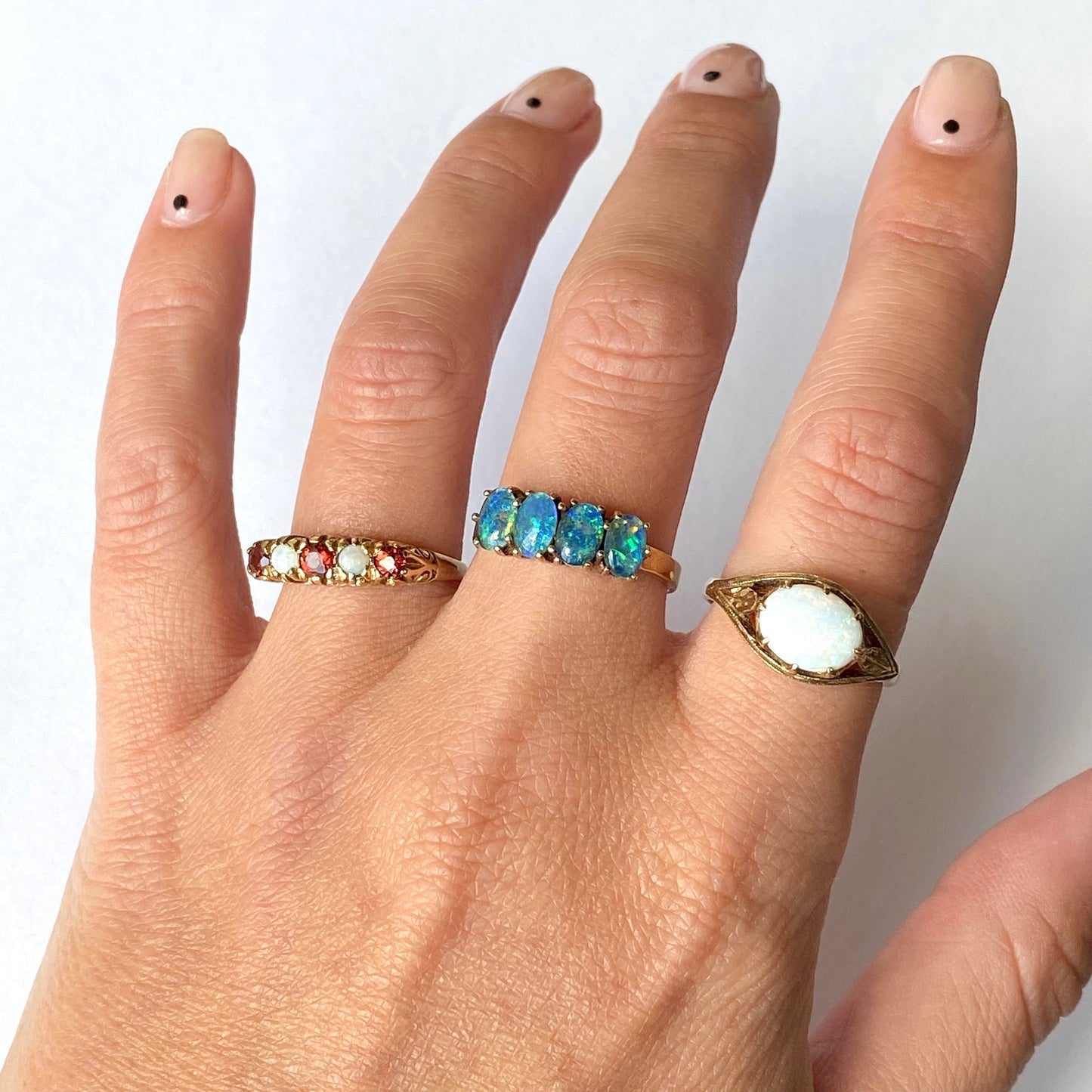 Beautiful 9ct Gold, Opal and Garnet Ring | Size M.5